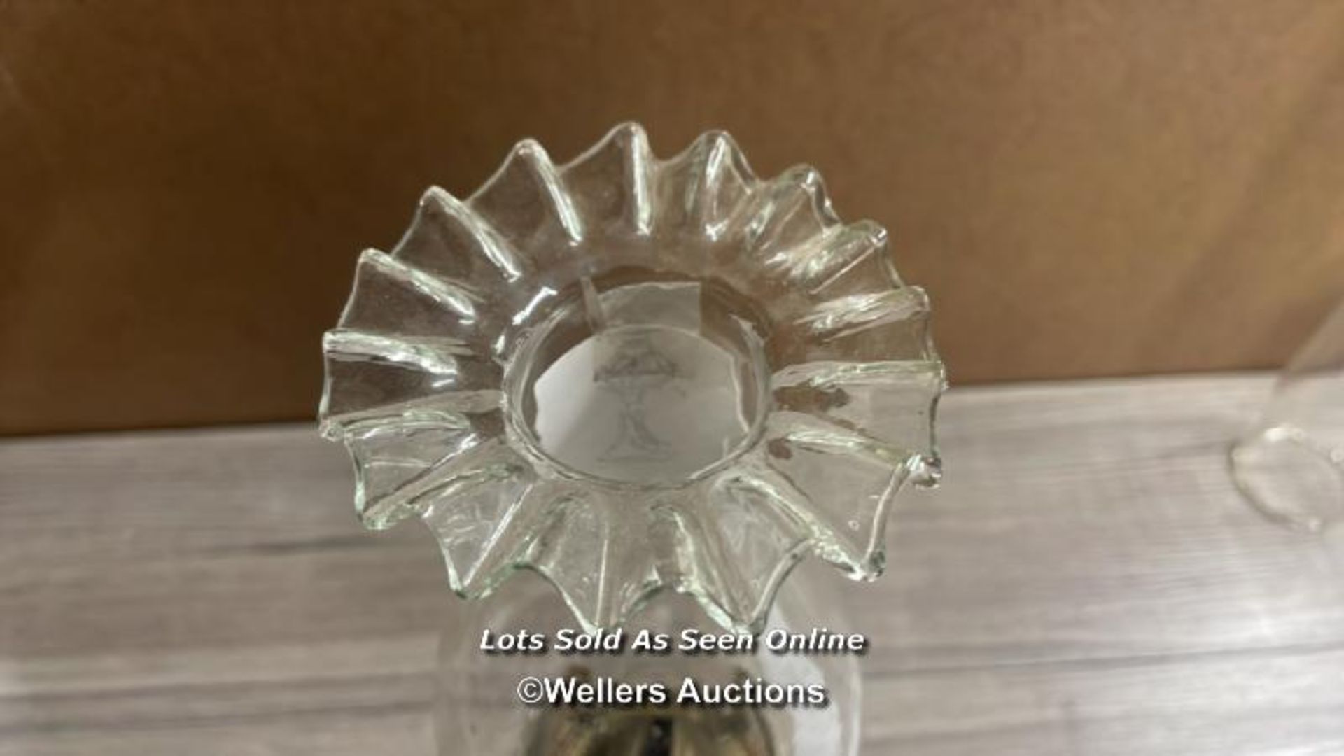 *MOULDED CLEAR GLASS OIL LAMP - Image 4 of 4