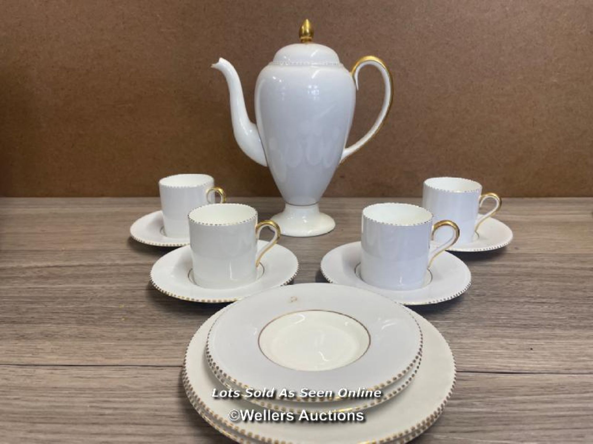 A PART WEDGWOOD BONE CHINA COFFEE SET OF FOUR CUPS, SIX SAUCERS, TWO SIDE PLATES AND COFFEE POT (