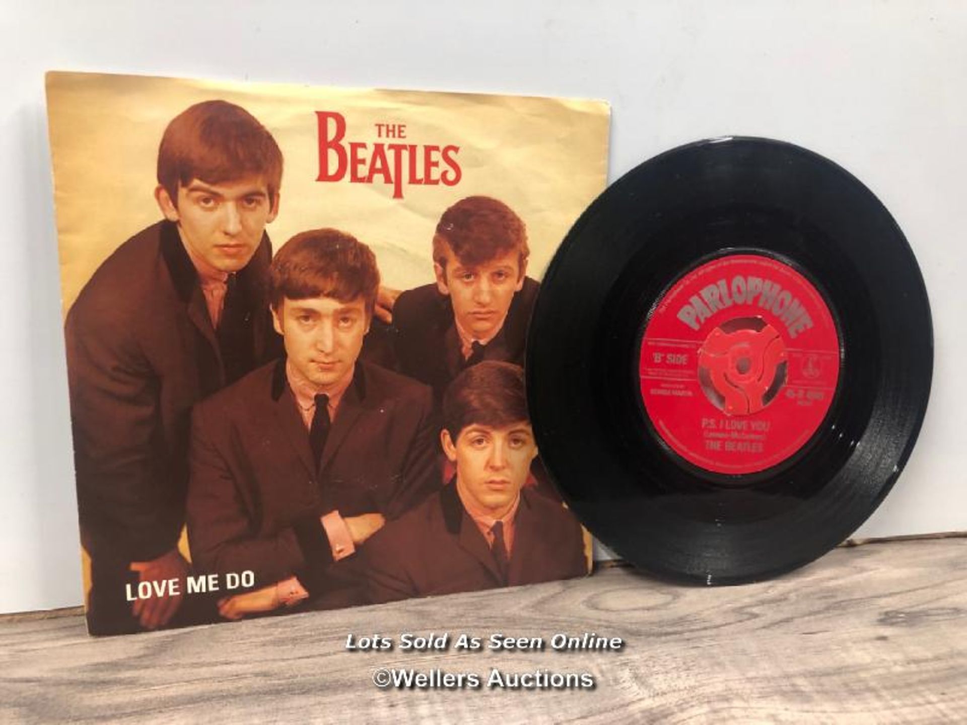 THE BEATLES - FIVE VINYL SINGLES INCLUDING 'LOVE ME DO' PARLOPHONE R 4949 1962, 'HEY JUDE' R5722, - Image 4 of 6
