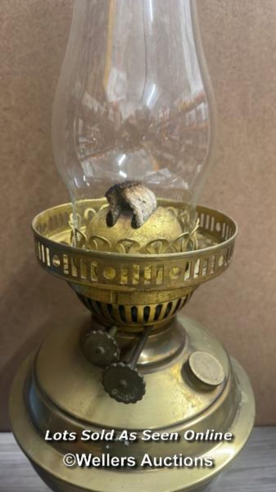 *VINTAGE GEMFINE TWIN BURNER BRASS CORINTHIAN OIL LAMP WITH GLOBE SHADE - Image 5 of 6