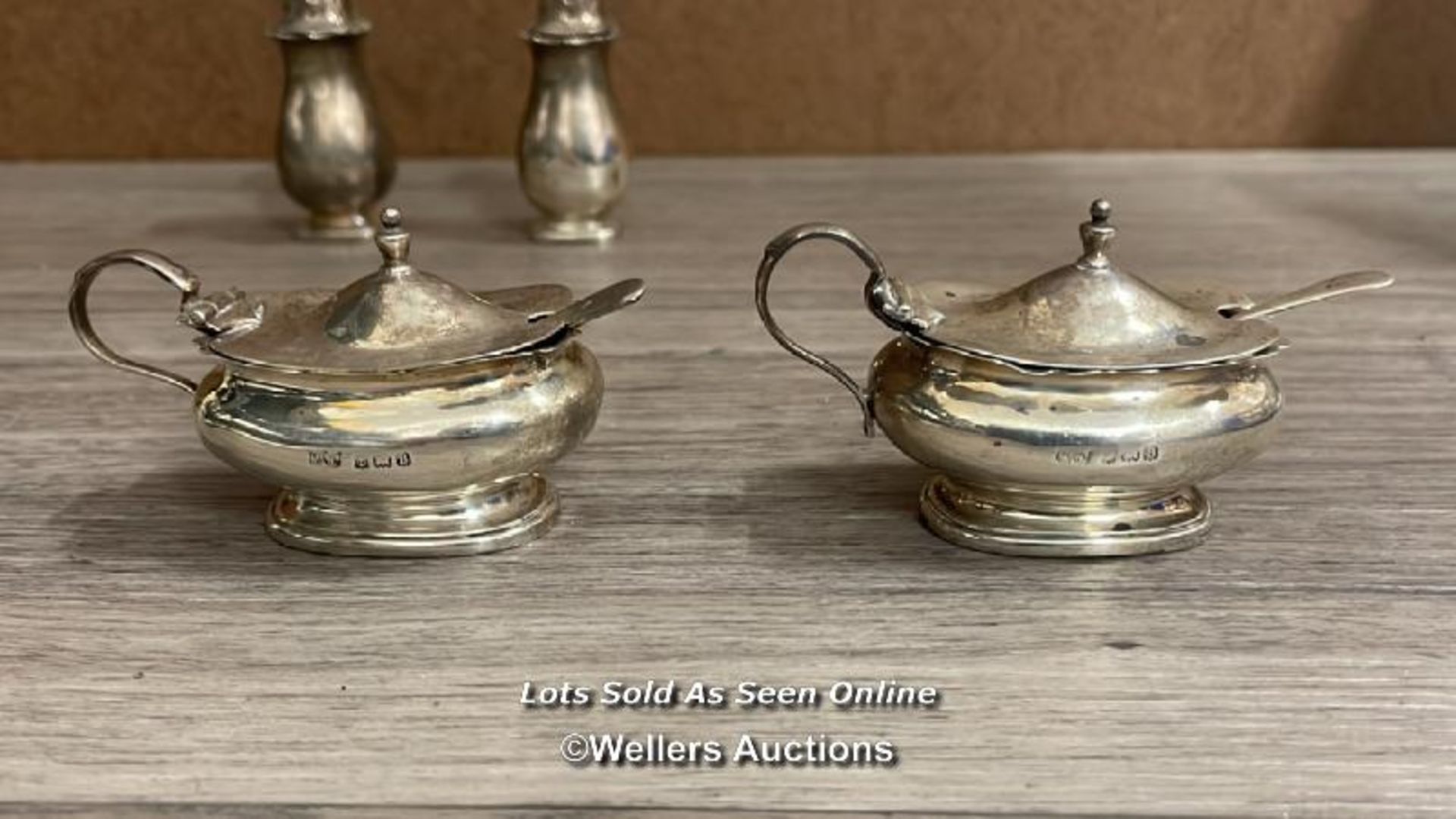 MAPPIN & WEBB HALLMARKED SILVER CRUET SET OF TWO LIDDED POTS WITH SPOONS, TWO OPEN POTS WITH - Image 7 of 19