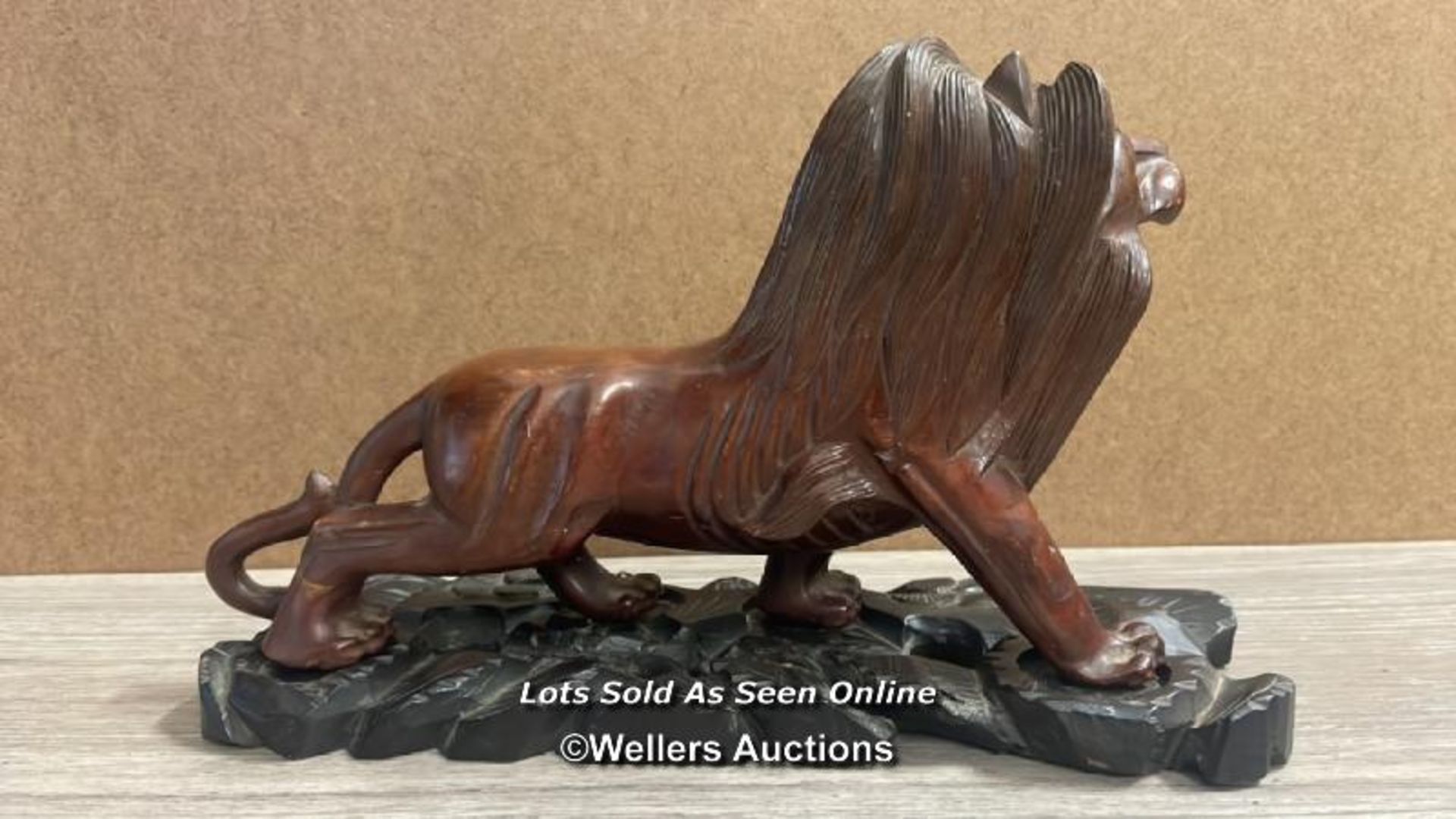 PAIR OF ORIENTAL LIONS ON HARDWOOD BASE, ONE FOOT DAMAGED, 17CM HIGH - Image 3 of 9