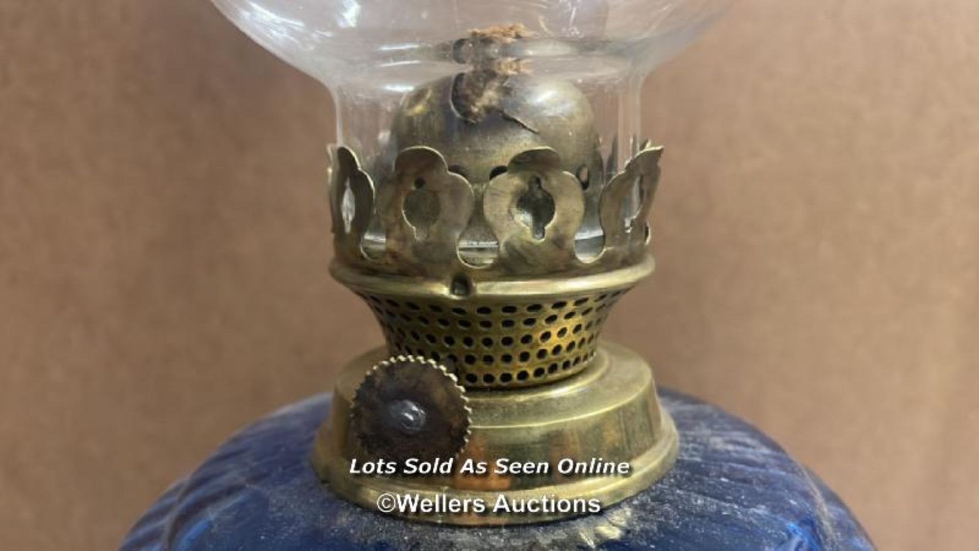 *CAST IRON OIL LAMP WITH BLUE GLASS RESERVOIR - Image 4 of 6