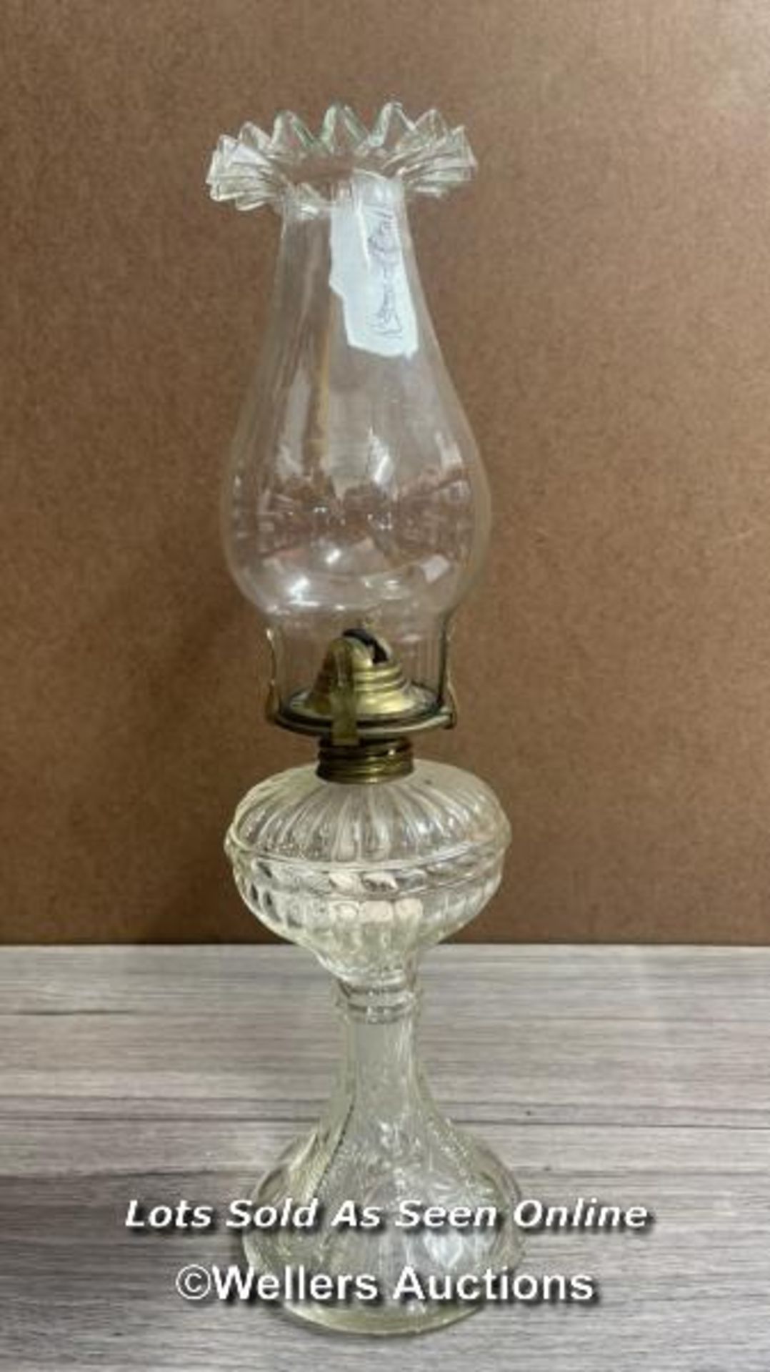 *MOULDED CLEAR GLASS OIL LAMP - Image 2 of 4