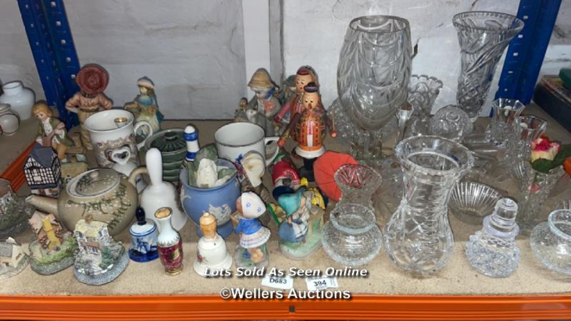 LARGE QUANTITY OF GLASS AND CERAMIC ORNAMENTS