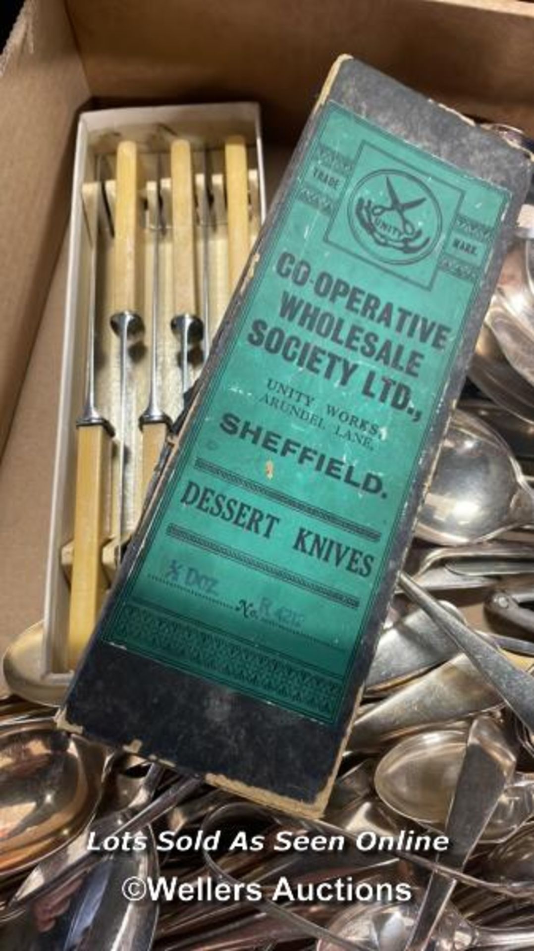 VINTAGE CUTLERY INCLUDING BOXED DESSERT KNIVES AND SUGAR NIPS - Image 5 of 6
