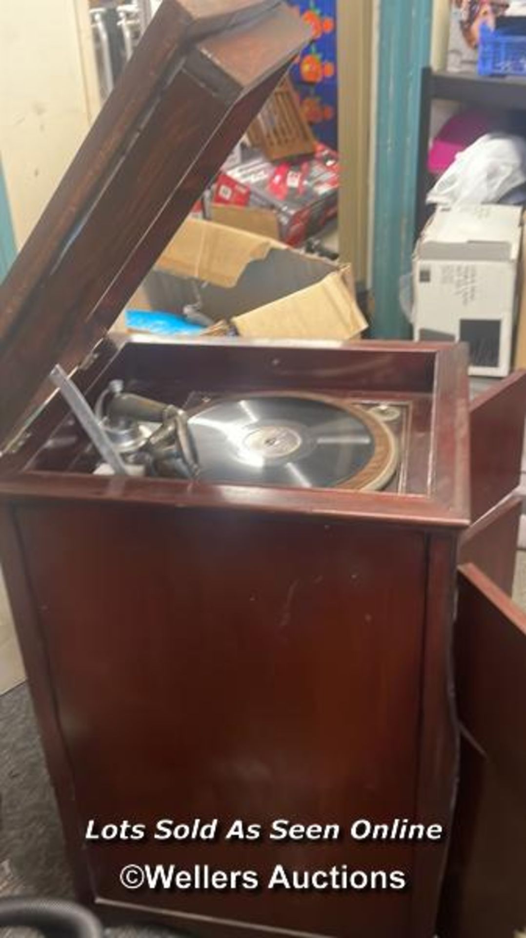 VINTAGE MAHOGANY CASED GRAMOPHONE, IN WORKING ORDER - Image 8 of 9