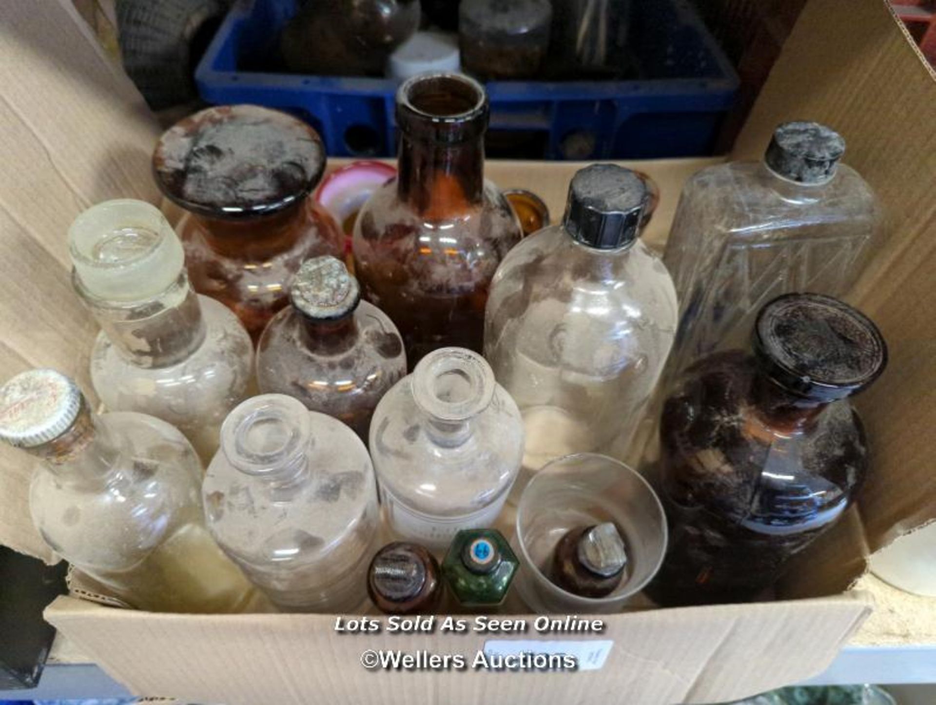 *JOB LOT OF VINTAGE GLASS BOTTLES / ALL LOTS ARE LOCATED AT AUTHENTIC RECLAMATION TN5 7EF - Image 3 of 3