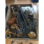 *BOX OF MAINLY BRASSWARE / ALL LOTS ARE LOCATED AT AUTHENTIC RECLAMATION TN5 7EF