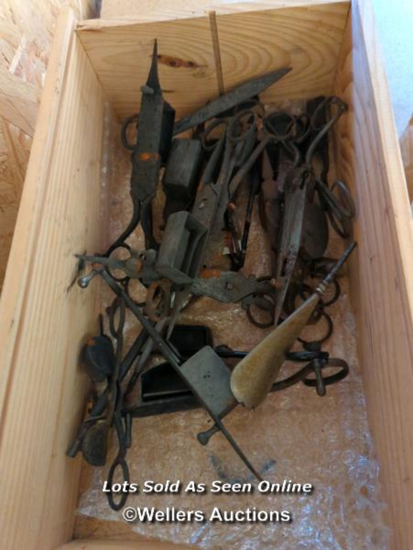 *BOX OF ASSORTED METAL ANTIQUE SCISSORS / ALL LOTS ARE LOCATED AT AUTHENTIC RECLAMATION TN5 7EF