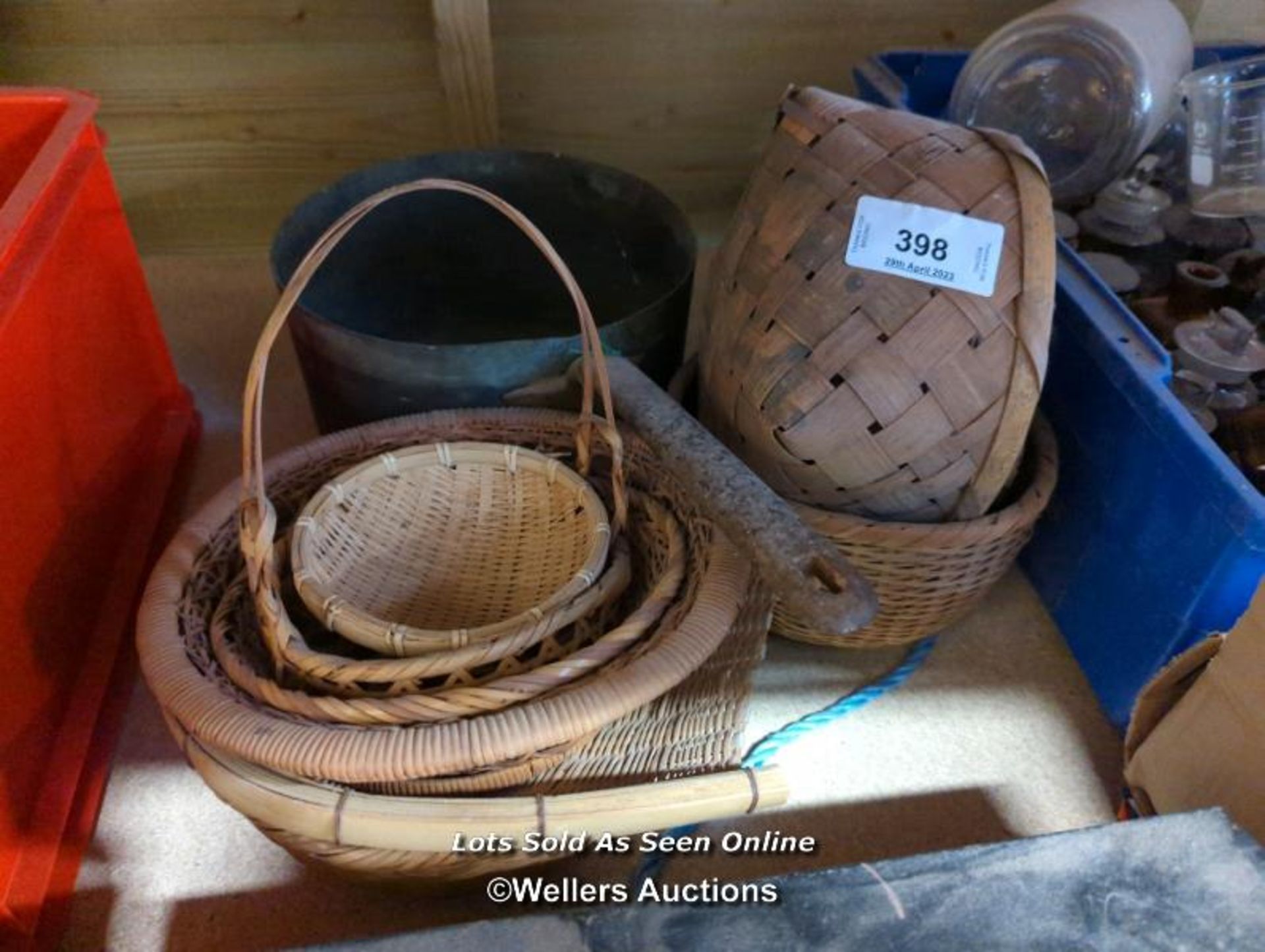 *JOB LOT OF WICKER BASKETS AND OLD METAL PAN / ALL LOTS ARE LOCATED AT AUTHENTIC RECLAMATION TN5