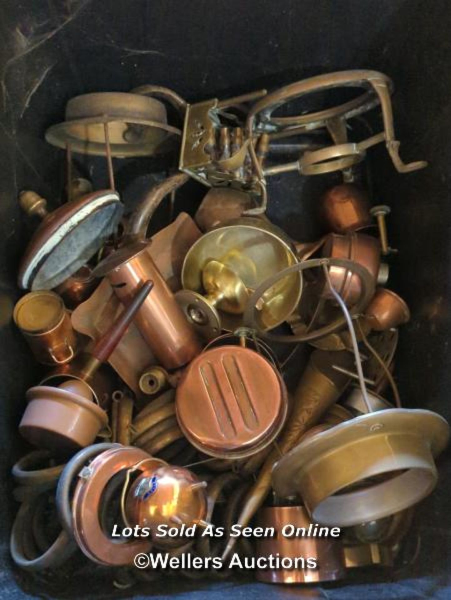*BOX OF COPPERWARE AND BRASSWARE / ALL LOTS ARE LOCATED AT AUTHENTIC RECLAMATION TN5 7EF