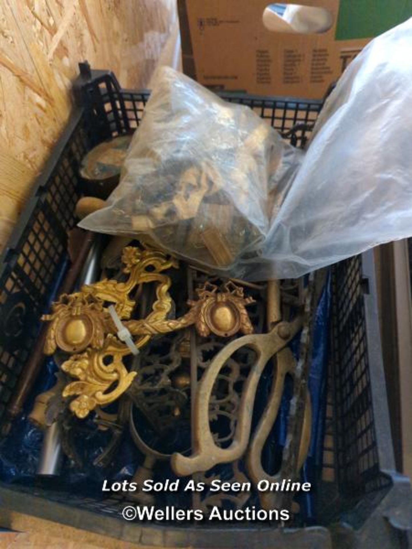 *BOX OF MAINLY BRASSWARE / ALL LOTS ARE LOCATED AT AUTHENTIC RECLAMATION TN5 7EF