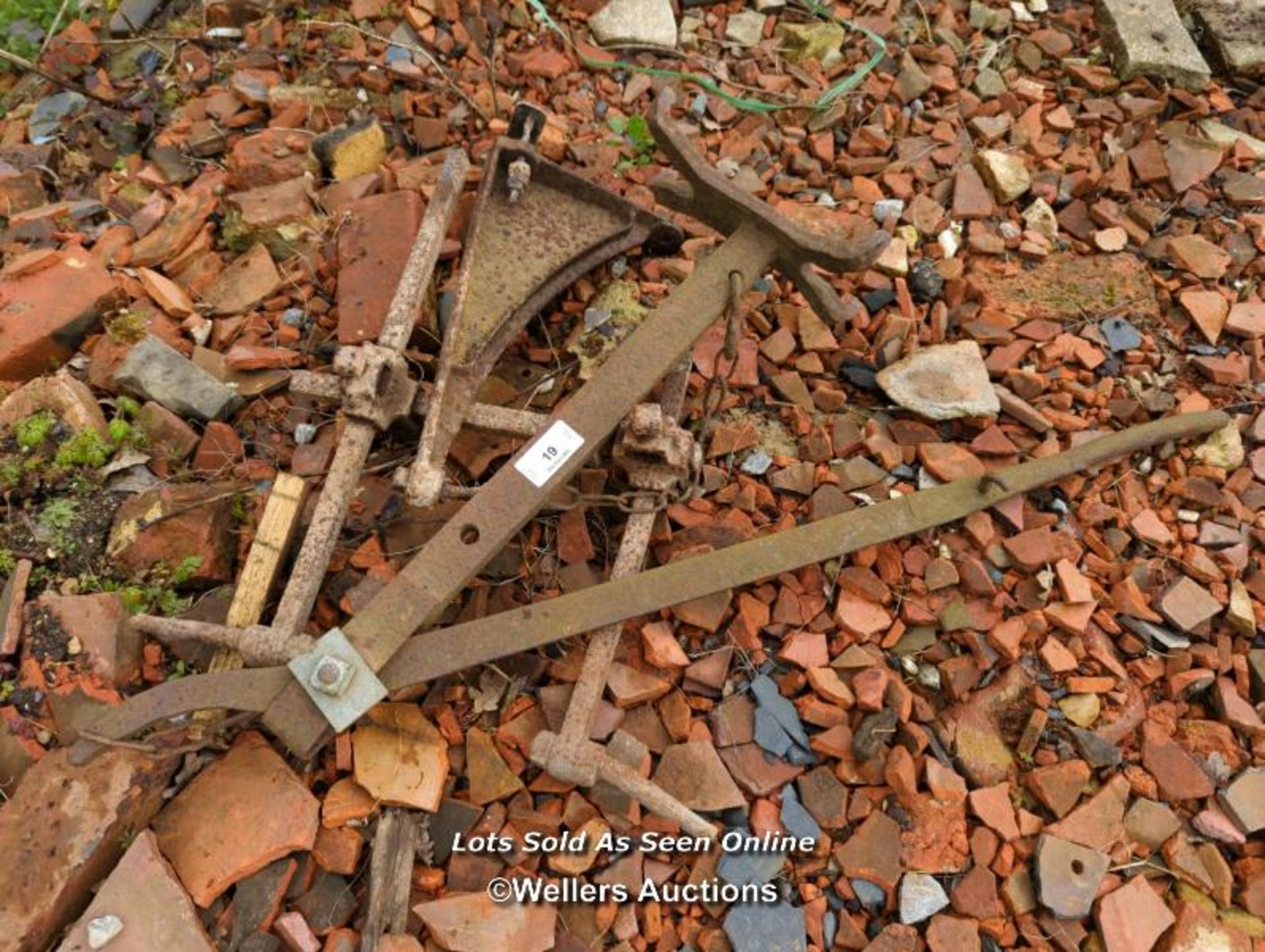 *CART JACK AND LARGE WROUGHT IRON HINGES / ALL LOTS ARE LOCATED AT AUTHENTIC RECLAMATION TN5 7EF