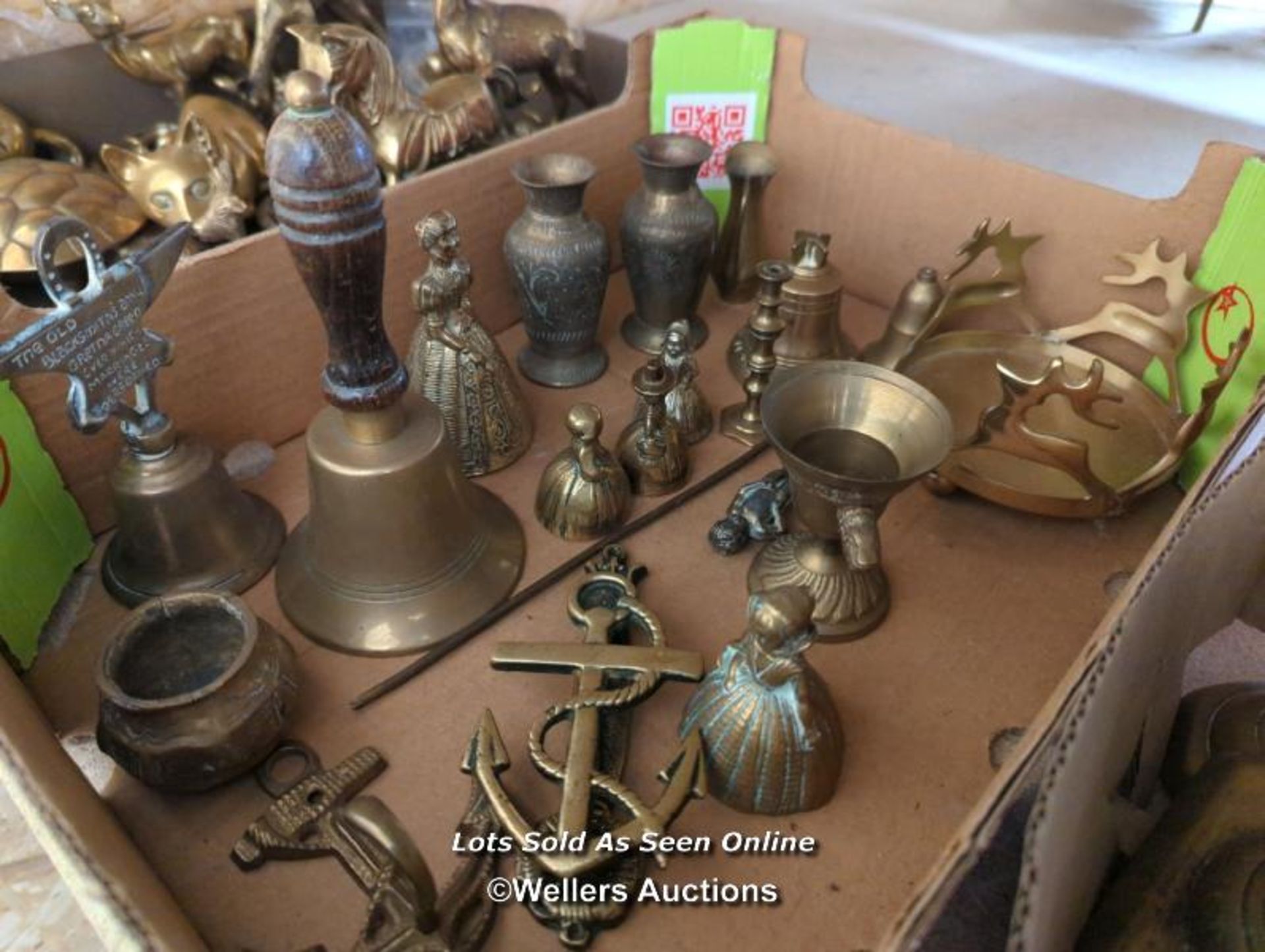 *CRATE OF VARIOUS BRASSWARE INCLUDING BELLS / ALL LOTS ARE LOCATED AT AUTHENTIC RECLAMATION TN5 7EF