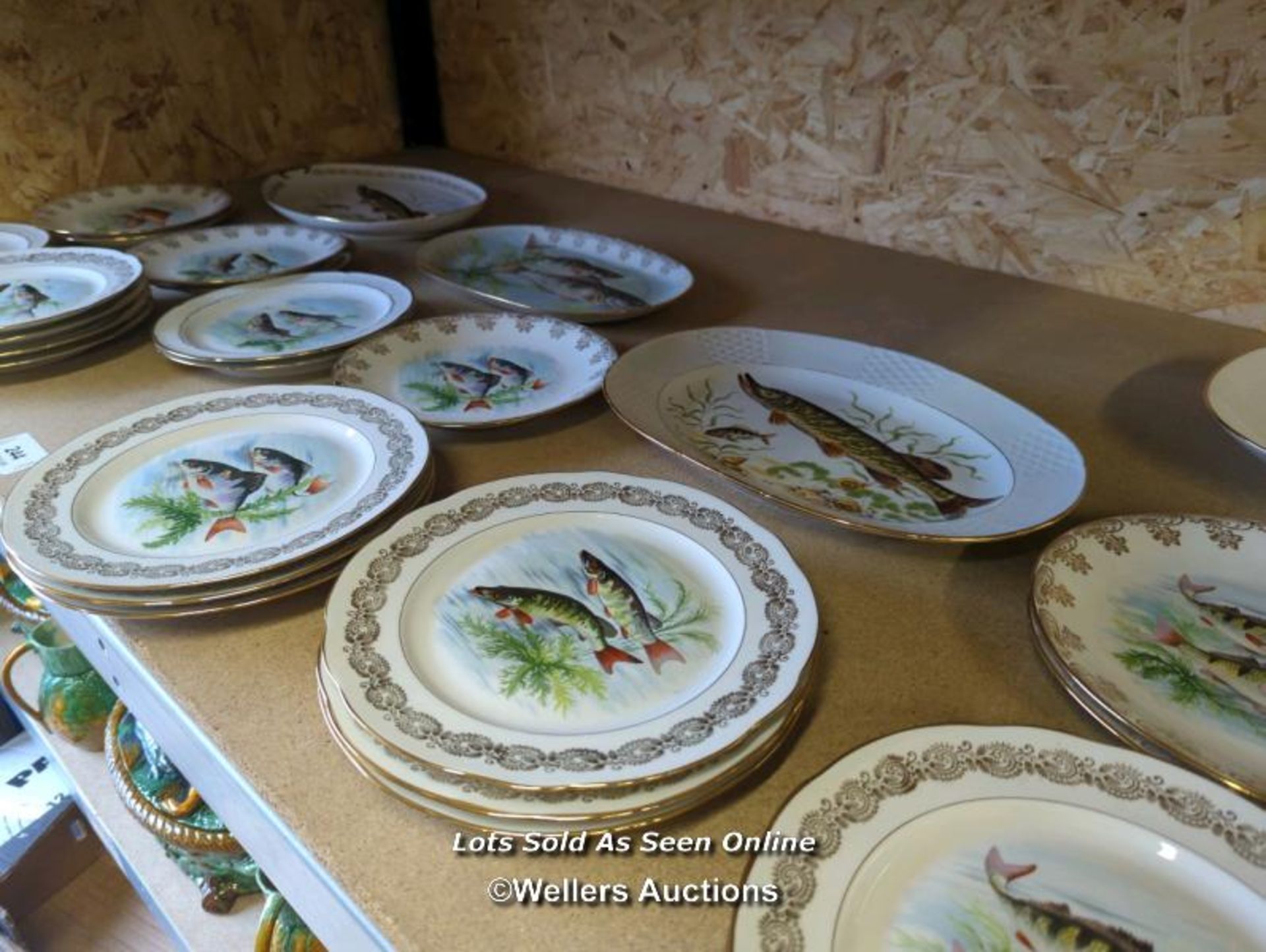 *29 PIECE DINNER SET DECORATED WITH VARIOUS FISH MADE BY VERITABLE PORCELAIN OF FRANCE / ALL LOTS - Image 2 of 4