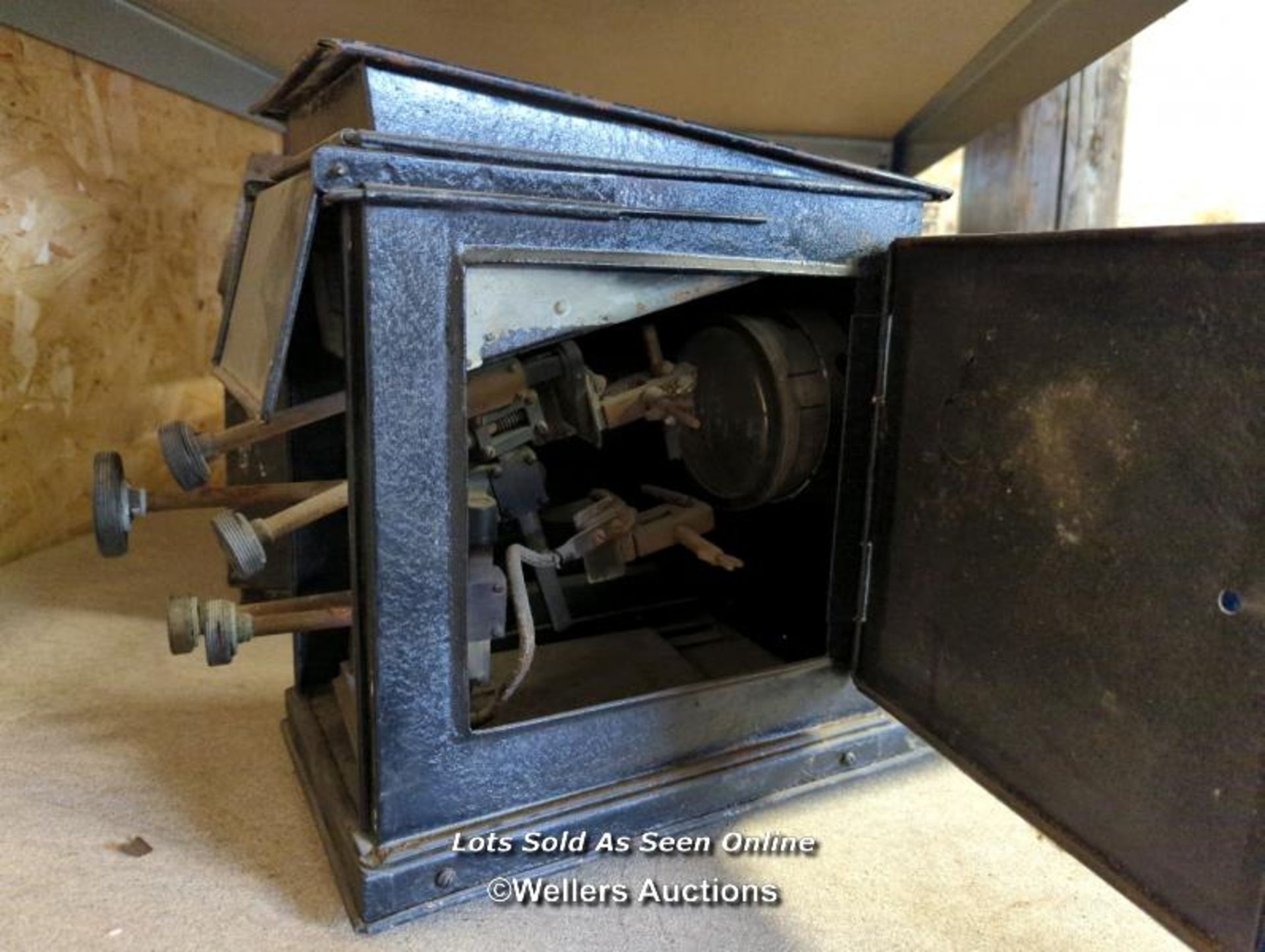 *LARGE VINTAGE FILM CAMERA / ALL LOTS ARE LOCATED AT AUTHENTIC RECLAMATION TN5 7EF - Image 5 of 6