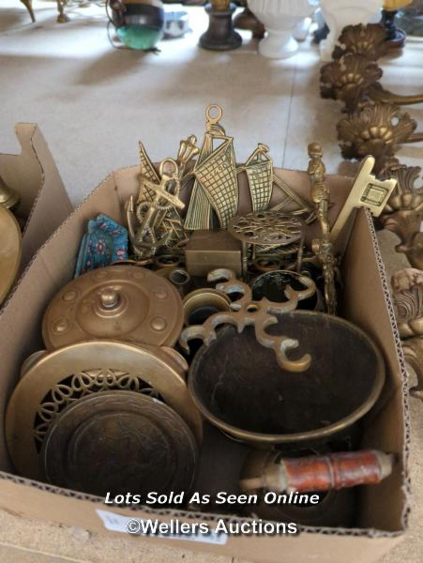 *BOX OF ASSORTED BRASSWARE / ALL LOTS ARE LOCATED AT AUTHENTIC RECLAMATION TN5 7EF