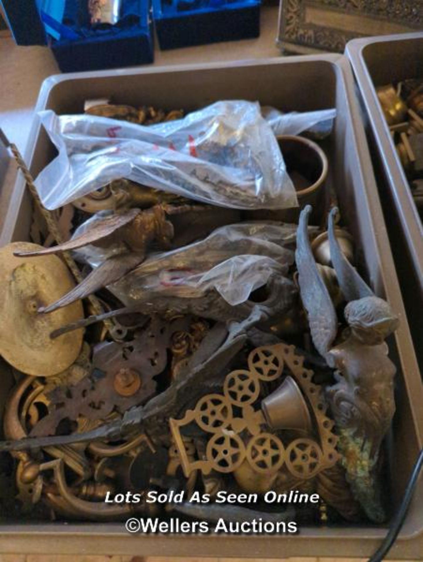 *BOX OF ASSORTED BRASSWARE / ALL LOTS ARE LOCATED AT AUTHENTIC RECLAMATION TN5 7EF