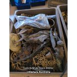 *BOX OF ASSORTED BRASSWARE / ALL LOTS ARE LOCATED AT AUTHENTIC RECLAMATION TN5 7EF