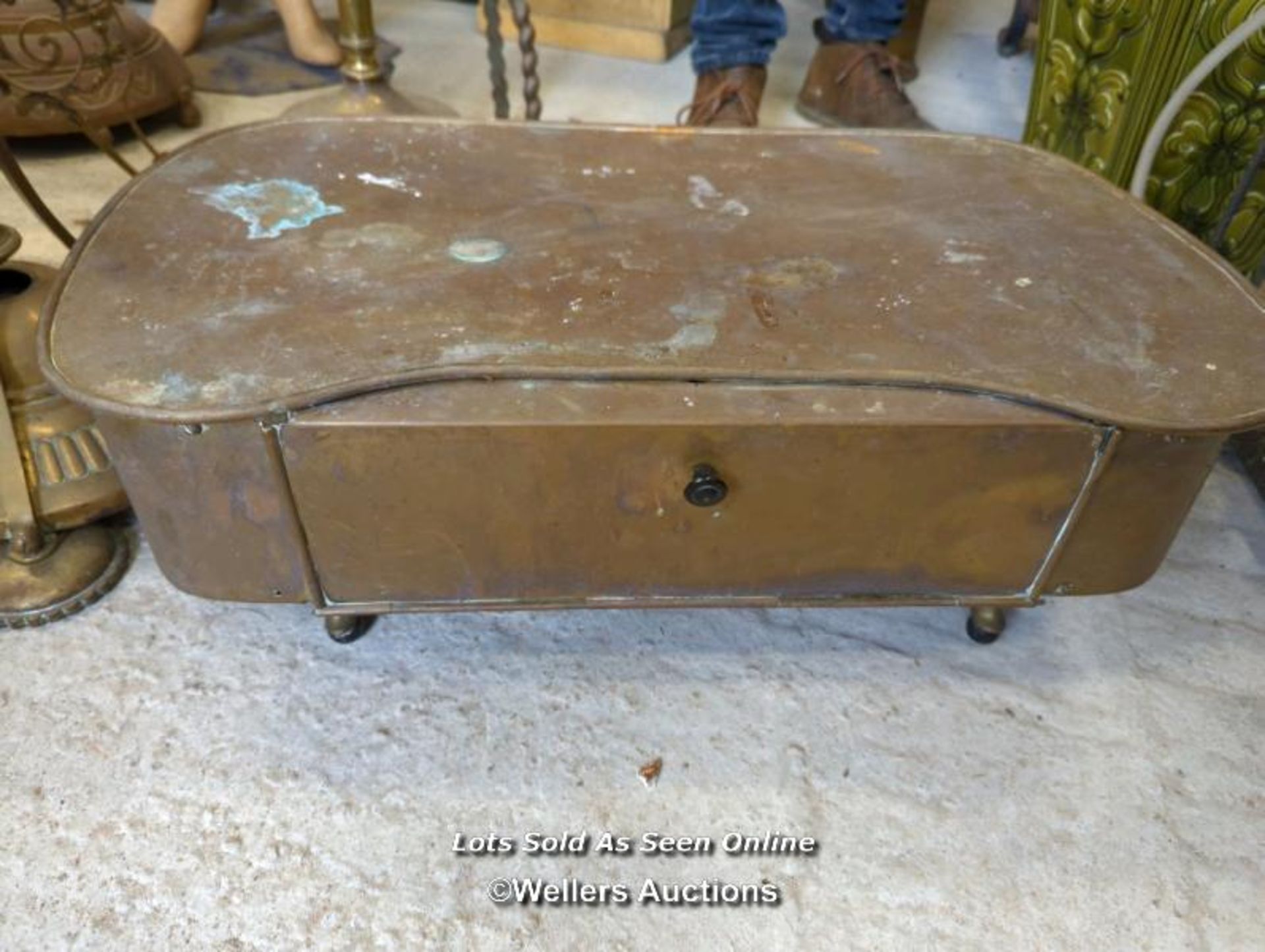 *LARGE METAL WARMER, 9.5 HIGH X 25 WIDE X 10 DEEP, TOGETHER WITH A TRIVET / ALL LOTS ARE LOCATED - Image 2 of 4