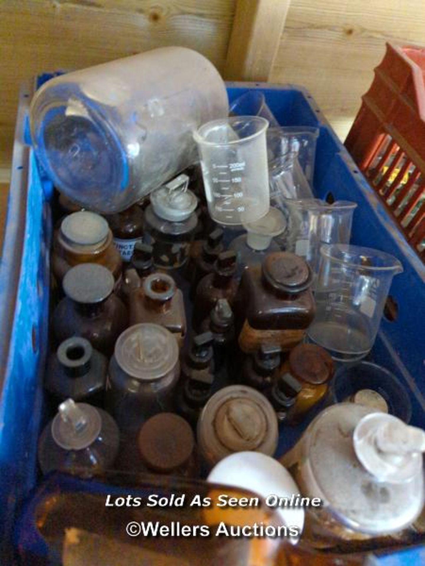 *JOB LOT OF VINTAGE GLASS BOTTLES / ALL LOTS ARE LOCATED AT AUTHENTIC RECLAMATION TN5 7EF - Image 2 of 3