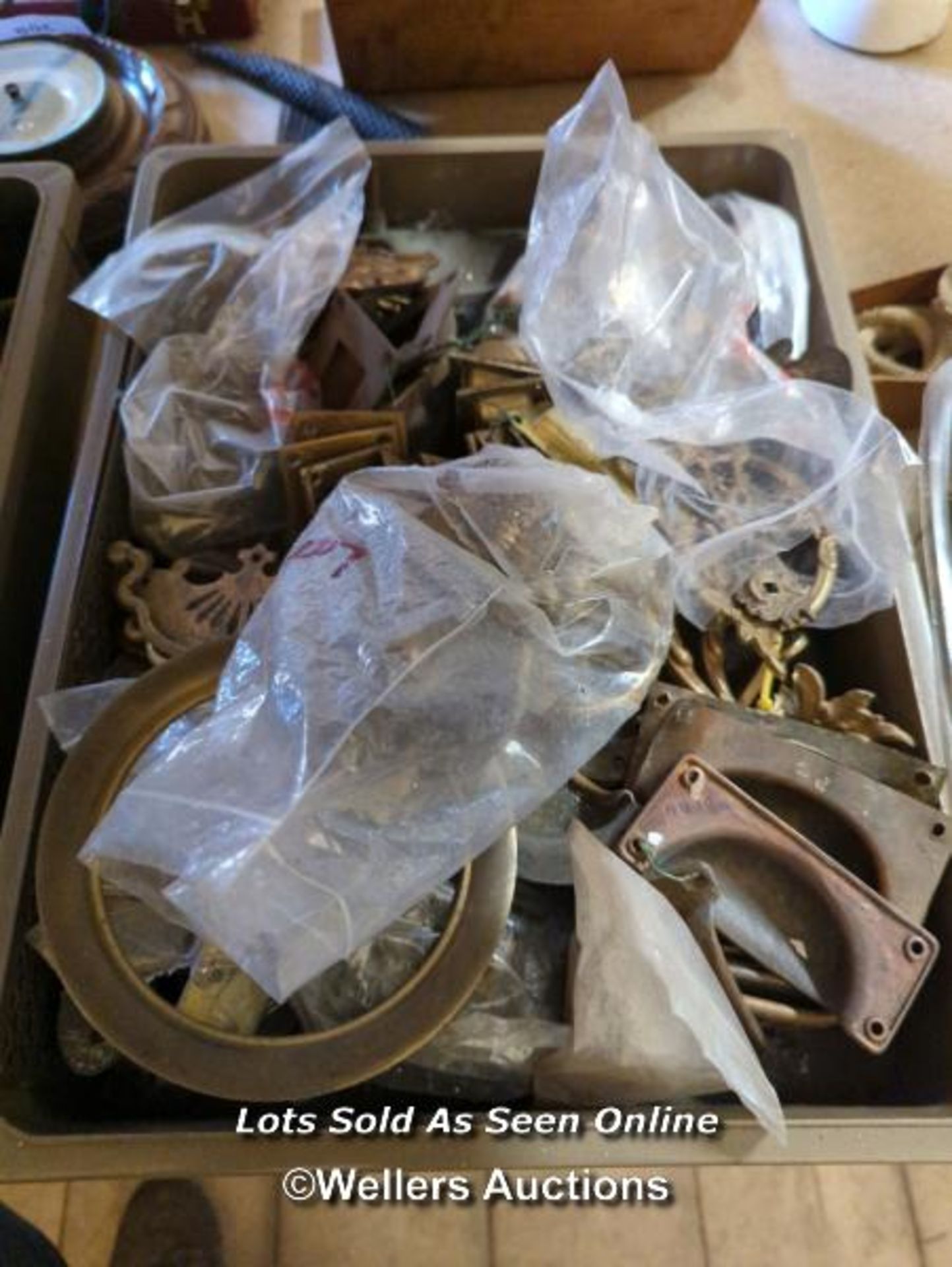 *BOX OF ASSORTED BRASSWARE / ALL LOTS ARE LOCATED AT AUTHENTIC RECLAMATION TN5 7EF