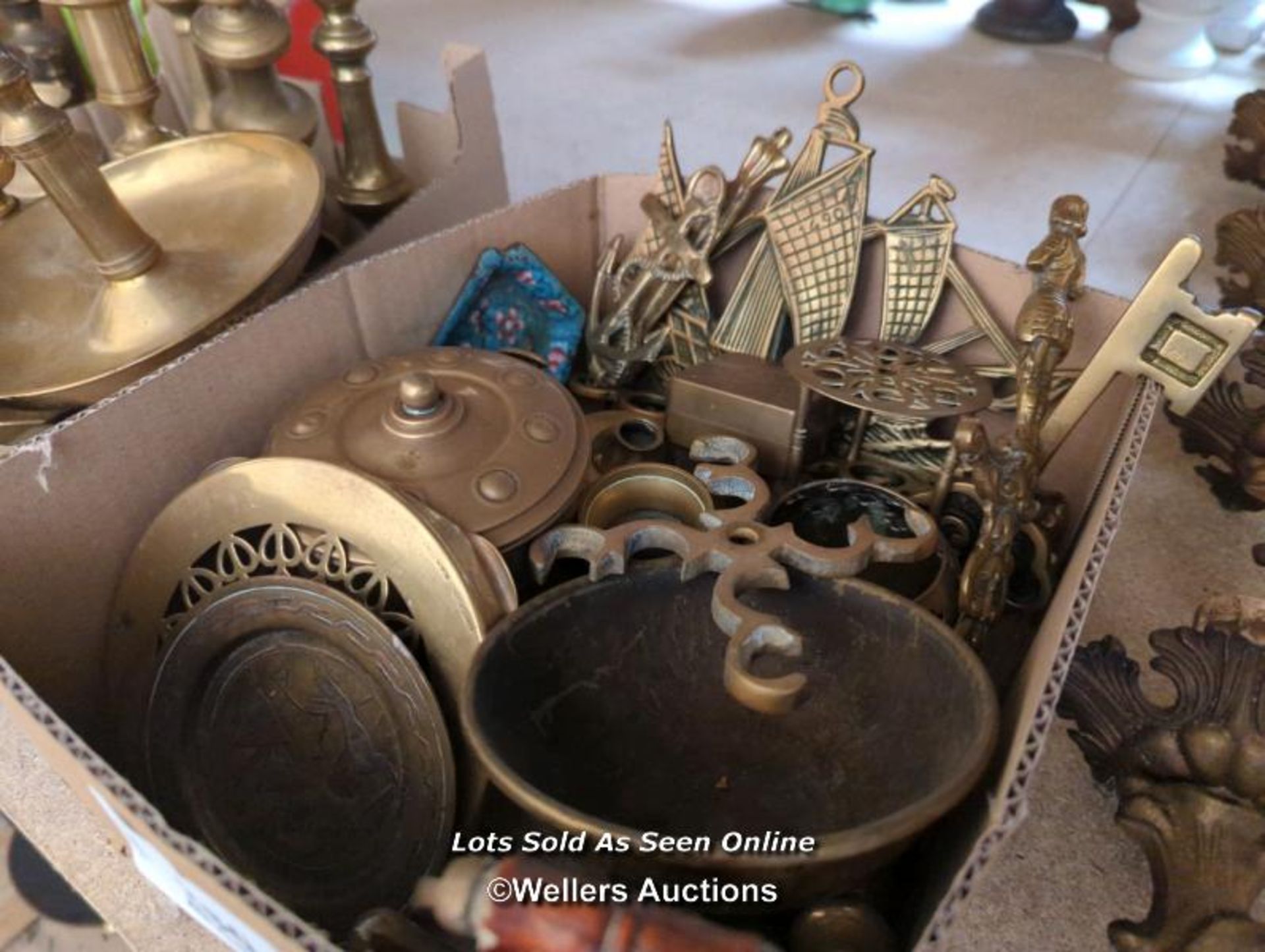 *BOX OF ASSORTED BRASSWARE / ALL LOTS ARE LOCATED AT AUTHENTIC RECLAMATION TN5 7EF - Image 2 of 2