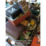 *JOB LOT OF VINTAGE GAMES AND ACCESSORIES INCLUDING DOMINOS, BACKGAMMON AND POOL/SNOOKER BALLS / ALL