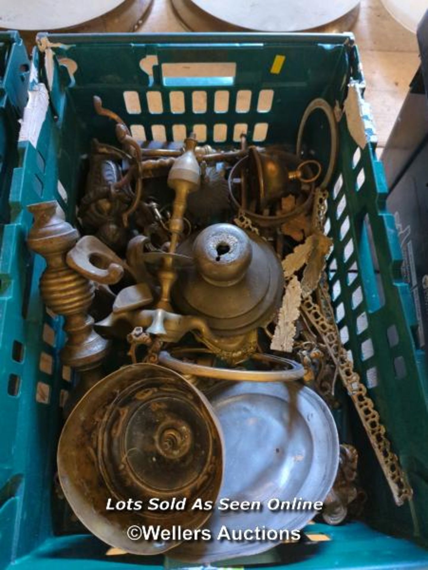 *BOX OF ASSORTED BRASSWARE / ALL LOTS ARE LOCATED AT AUTHENTIC RECLAMATION TN5 7EF