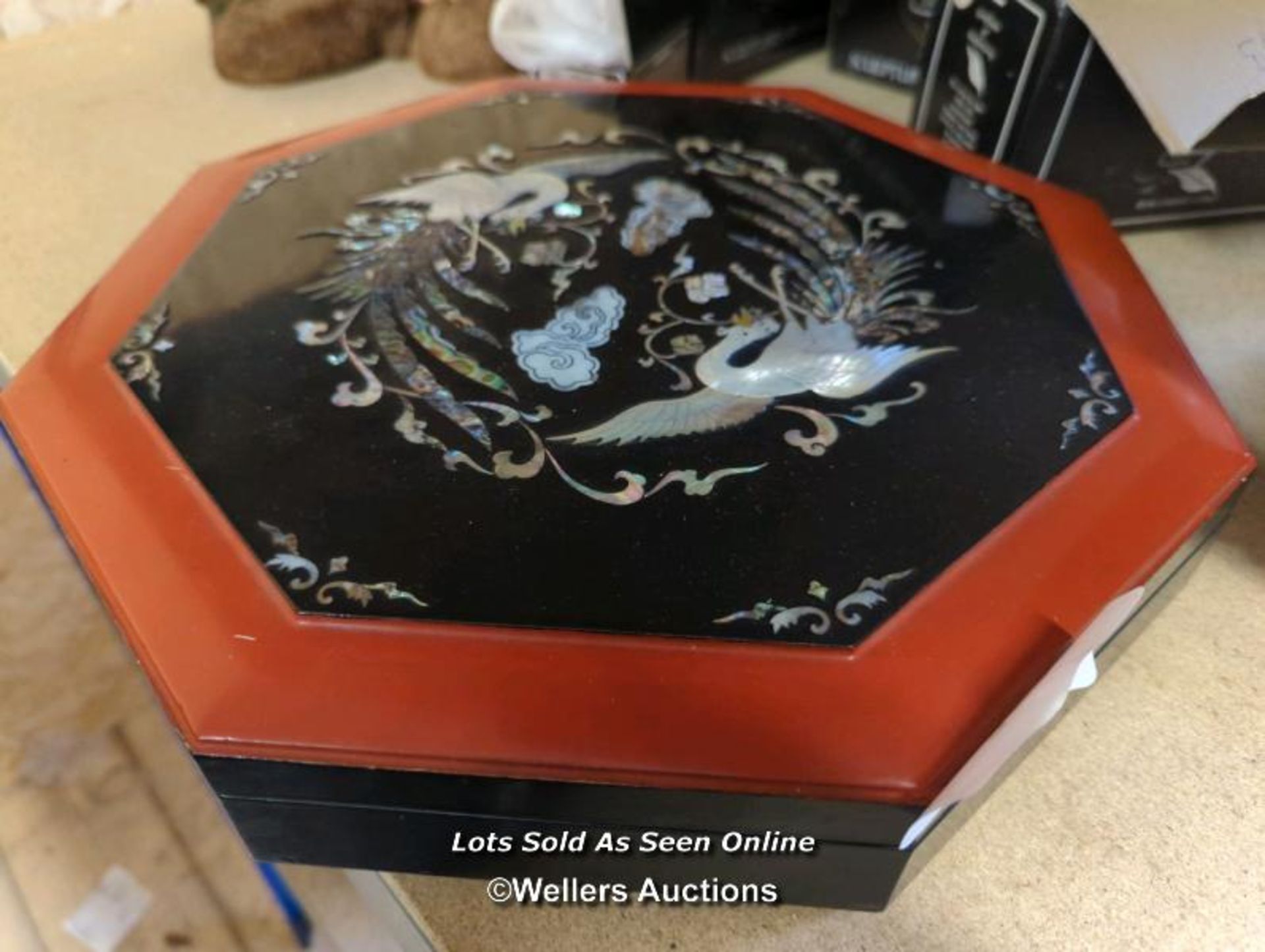 *LARGE DECORATIVE ORIENTAL OCTAGONAL BOX IN BLACK ENAMEL AND ABALONE SHELL / ALL LOTS ARE LOCATED AT