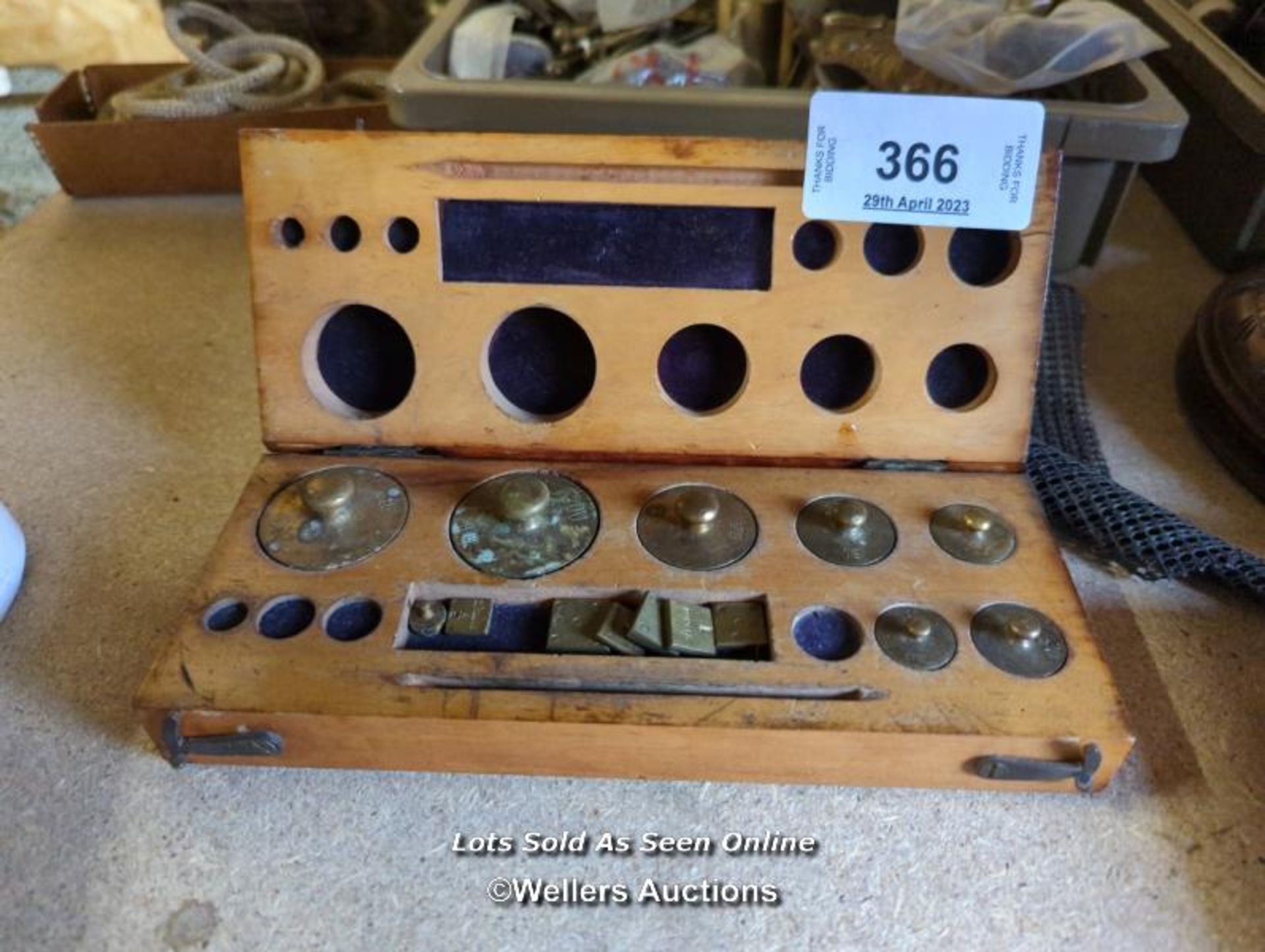 *WOODEN BOX CONTAINING VINTAGE WEIGHTS / ALL LOTS ARE LOCATED AT AUTHENTIC RECLAMATION TN5 7EF