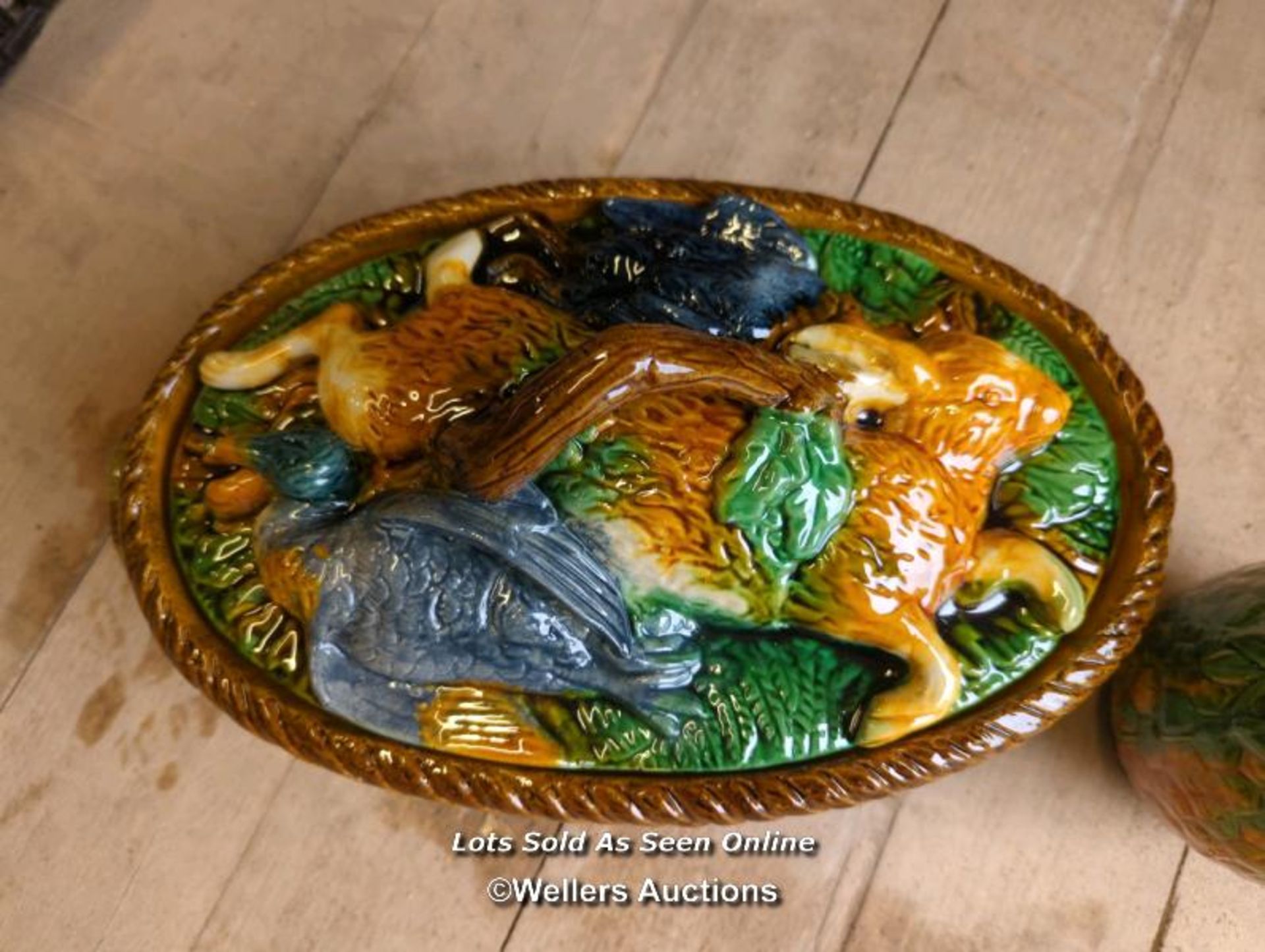 *MAJOLICA GAME PIE TUREEN AND COVER DECORATED WITH RABBIT, MALLARD, AND PIGEON TOGETHER WITH A - Bild 2 aus 7