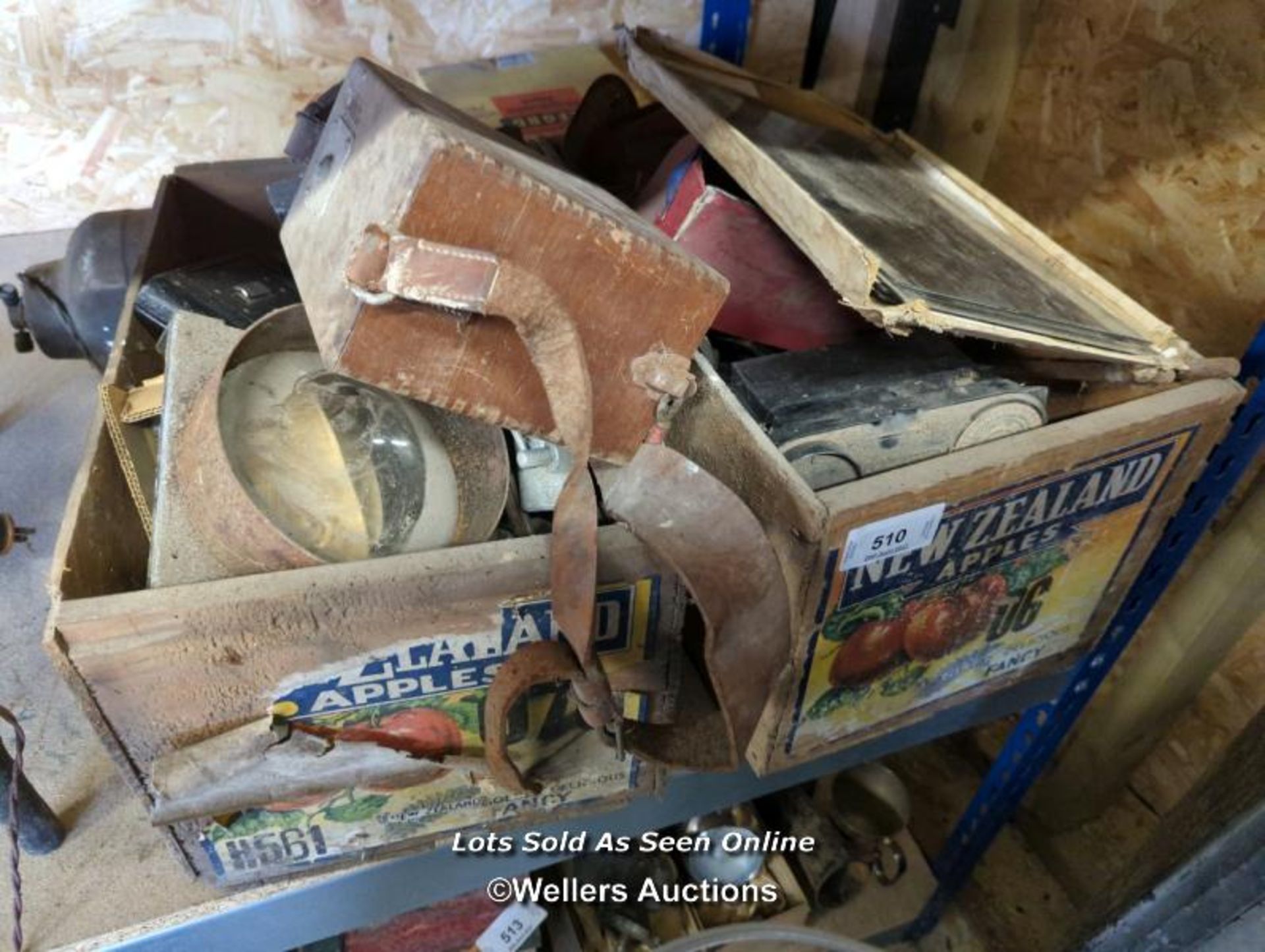 *BOX OF VINTAGE CAMERA RELATED ITEMS AND ACCESSORIES / ALL LOTS ARE LOCATED AT AUTHENTIC RECLAMATION - Image 3 of 3