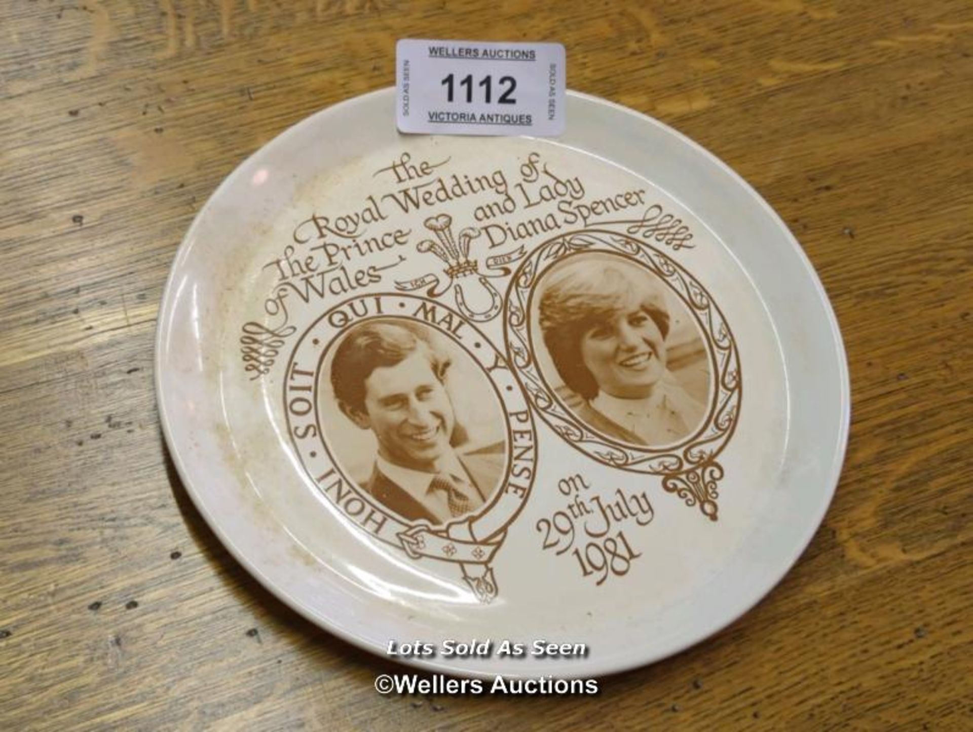 *HONITON POTTERY COMMEMORATIVE PLATE OF THE ROYAL WEDDING OF CHARLES AND DIANA / LOCATED AT VICTORIA