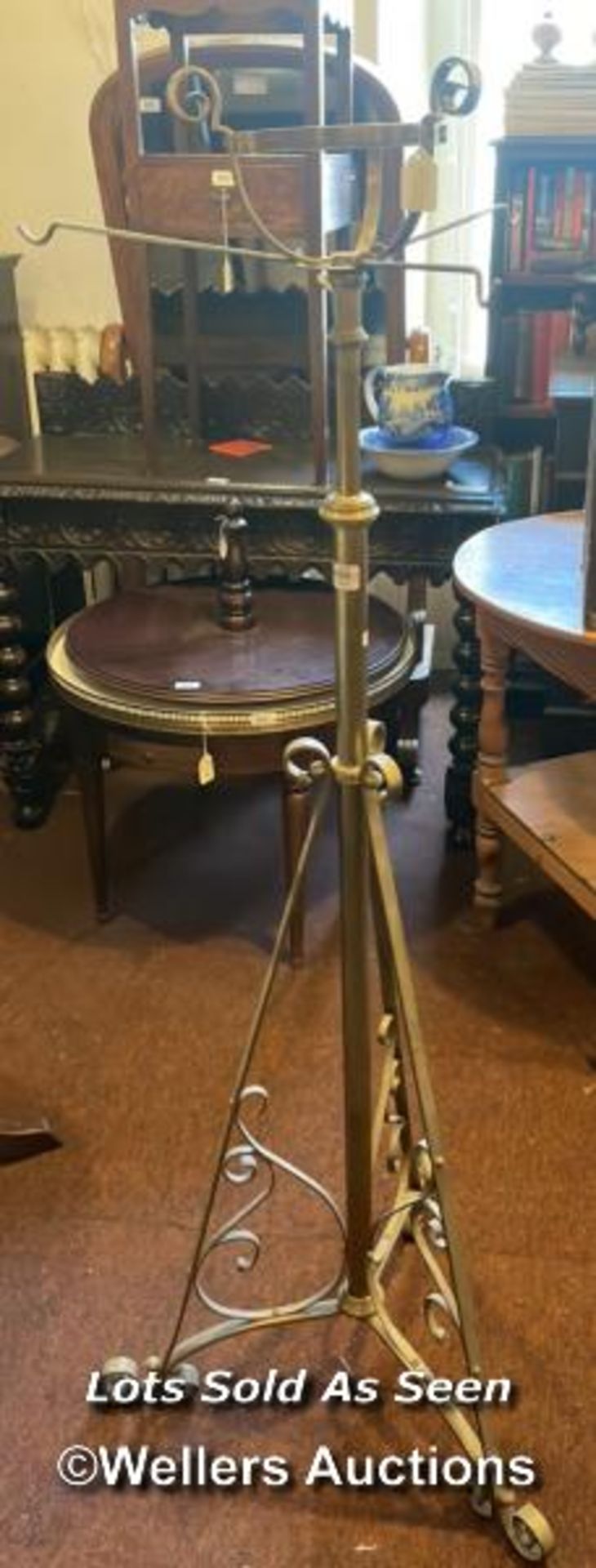 *VICTORIAN BRASS OIL LAMP STAND / LOCATED AT VICTORIA ANTIQUES, WADEBRIDGE, PL27 7DD