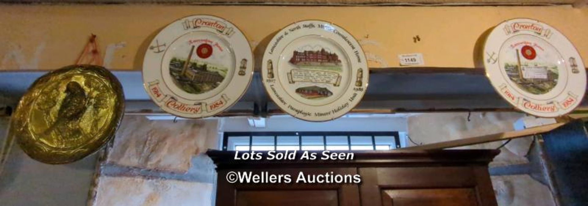 *THREE DECORATIVE PLATES AND A BRASS PLAQUE OF A ROBIN / LOCATED AT VICTORIA ANTIQUES, WADEBRIDGE,