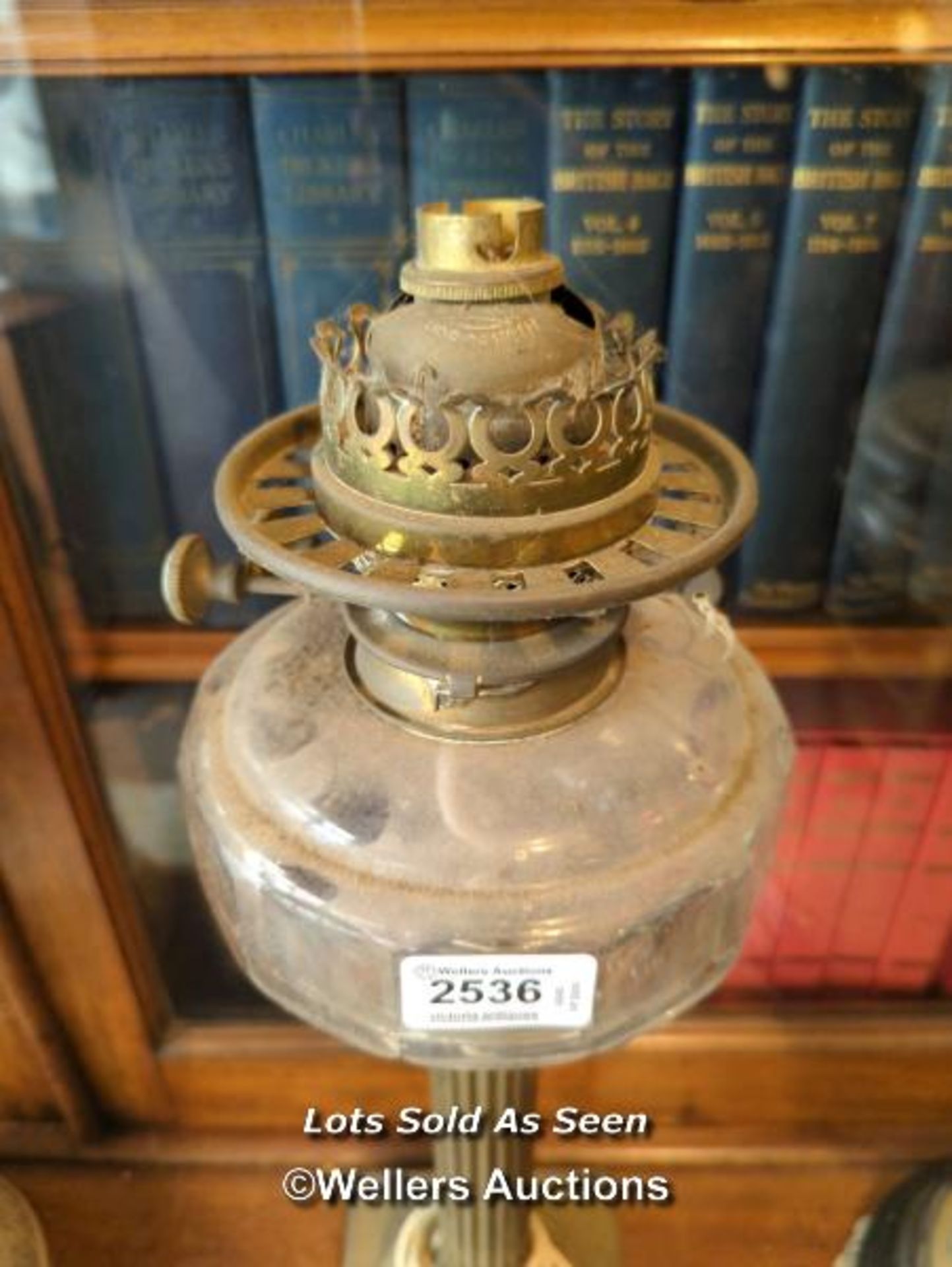 *VICTORIAN BRASS OIL LAMP WITH GLASS RESERVOIR, 76CM / LOCATED AT VICTORIA ANTIQUES, WADEBRIDGE, - Image 2 of 3