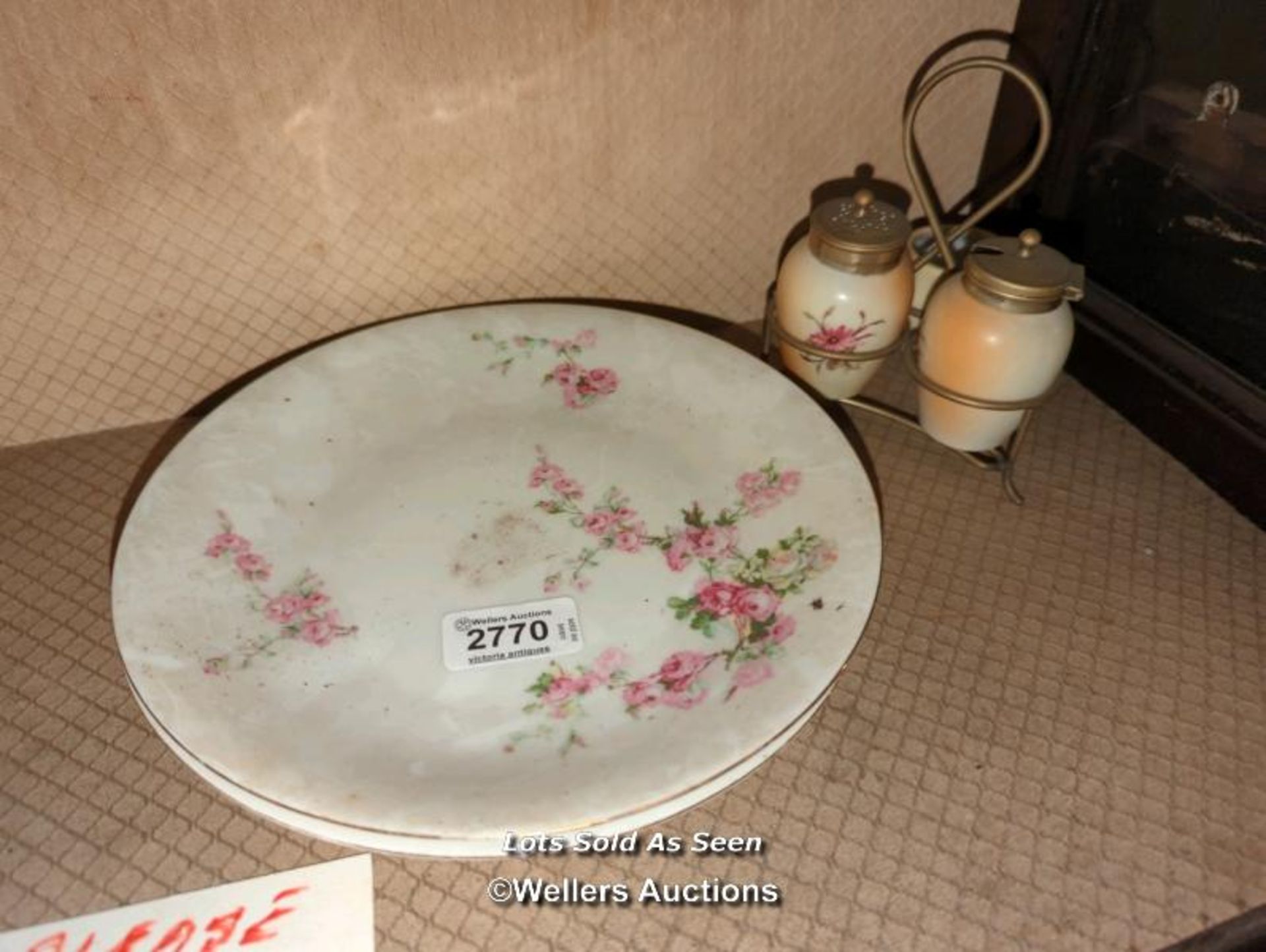 *TWO PLATES AND SMALL CONDIMENT SET / LOCATED AT VICTORIA ANTIQUES, WADEBRIDGE, PL27 7DD