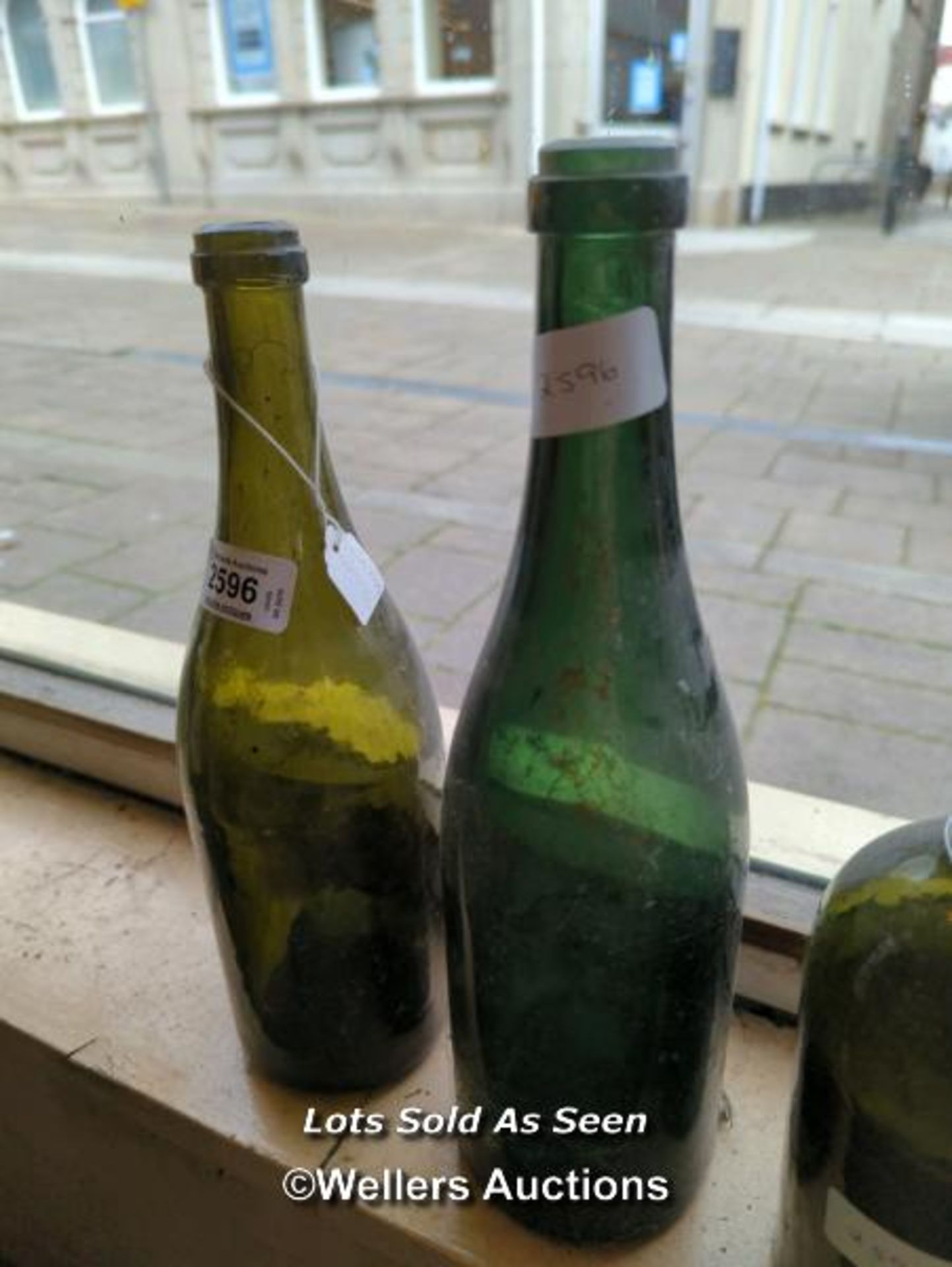 *FOUR OLD GREEN GLASS WINE BOTTLES / LOCATED AT VICTORIA ANTIQUES, WADEBRIDGE, PL27 7DD - Image 2 of 3