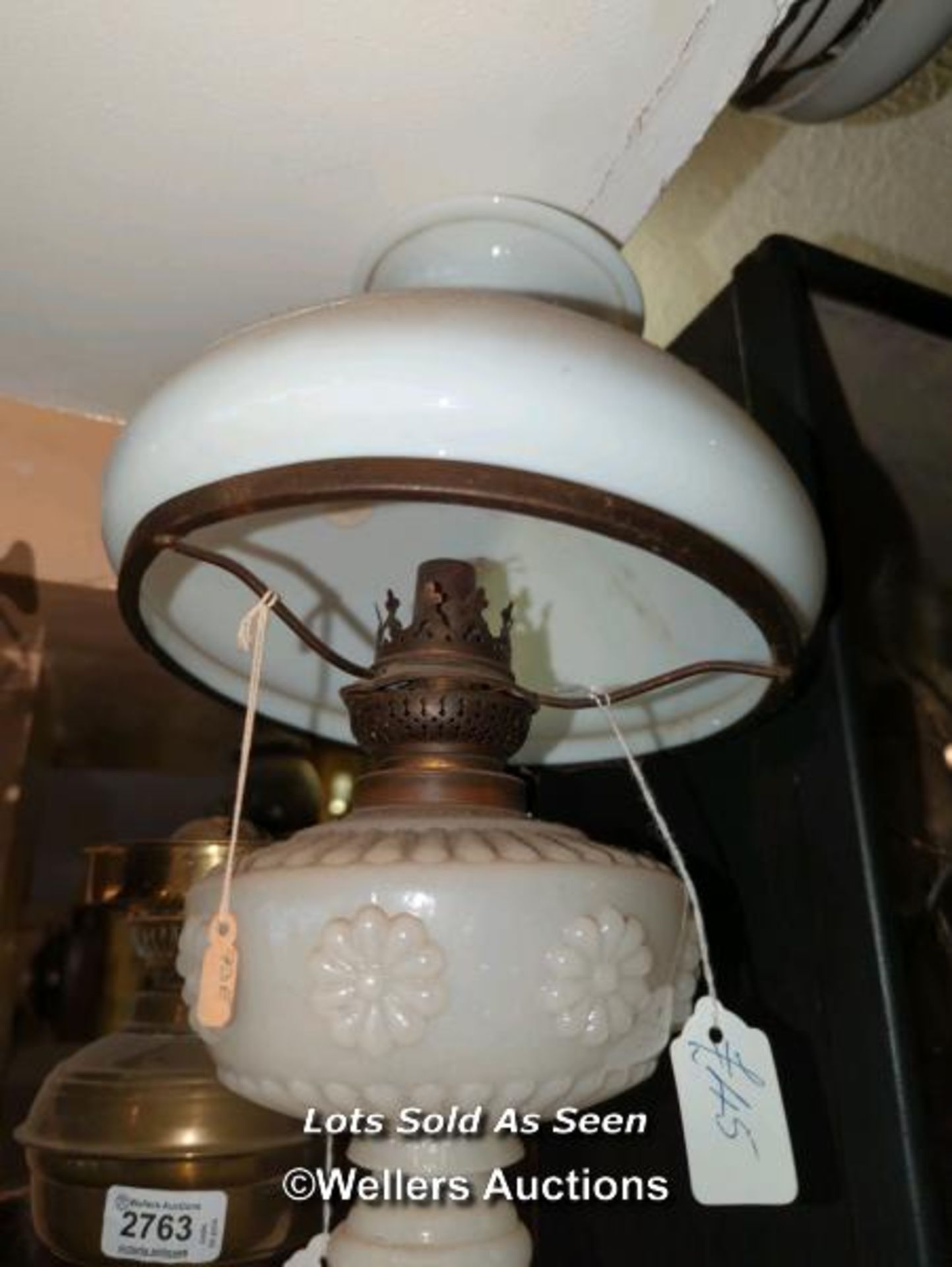 *OPAQUE GLASS OIL LAMP / LOCATED AT VICTORIA ANTIQUES, WADEBRIDGE, PL27 7DD - Image 2 of 2