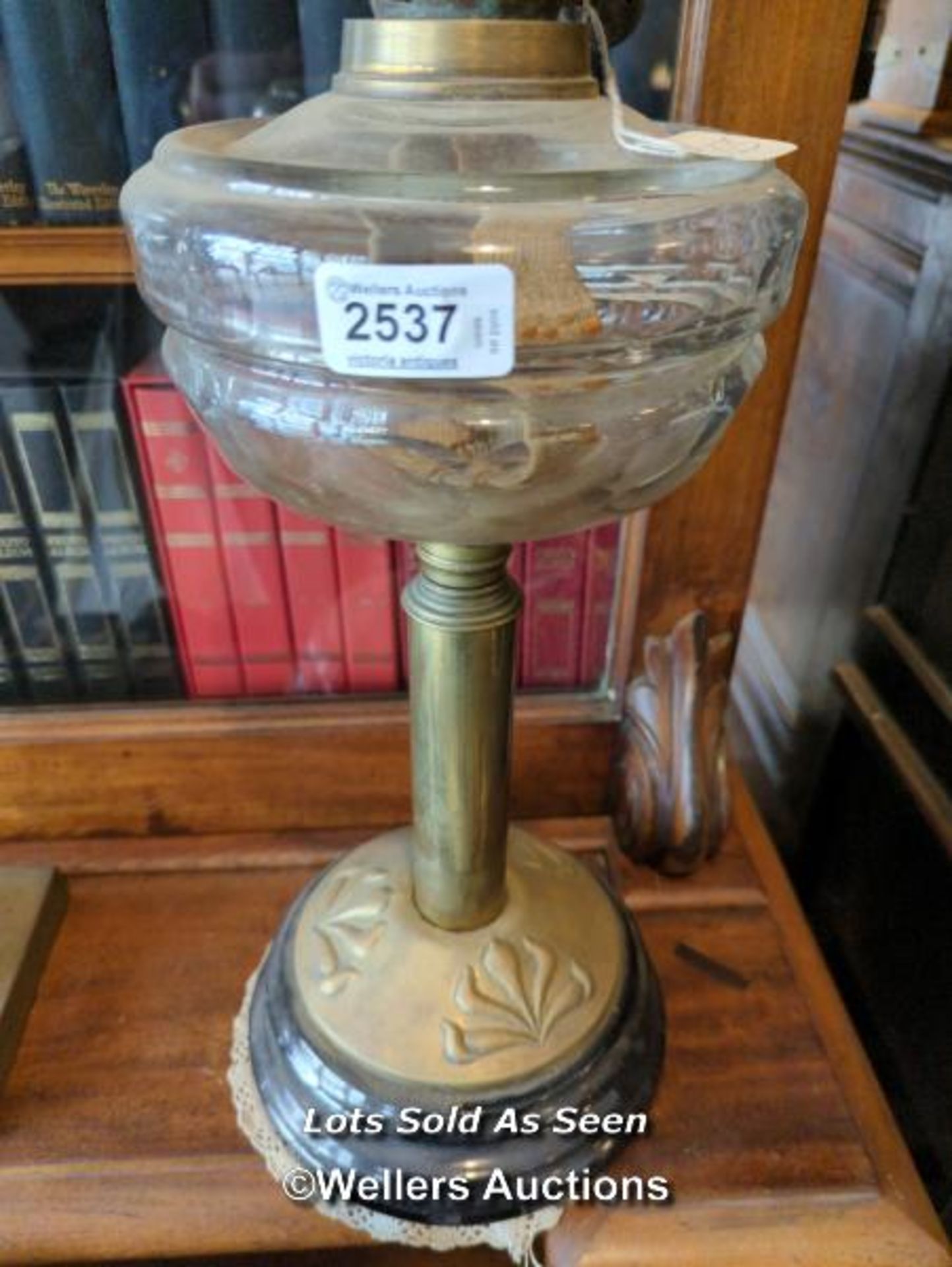 *VICTORIAN OIL LAMP WITH MOULDED GLASS SHADE AND GLASS RESERVOIR, 67CM / LOCATED AT VICTORIA - Image 3 of 3