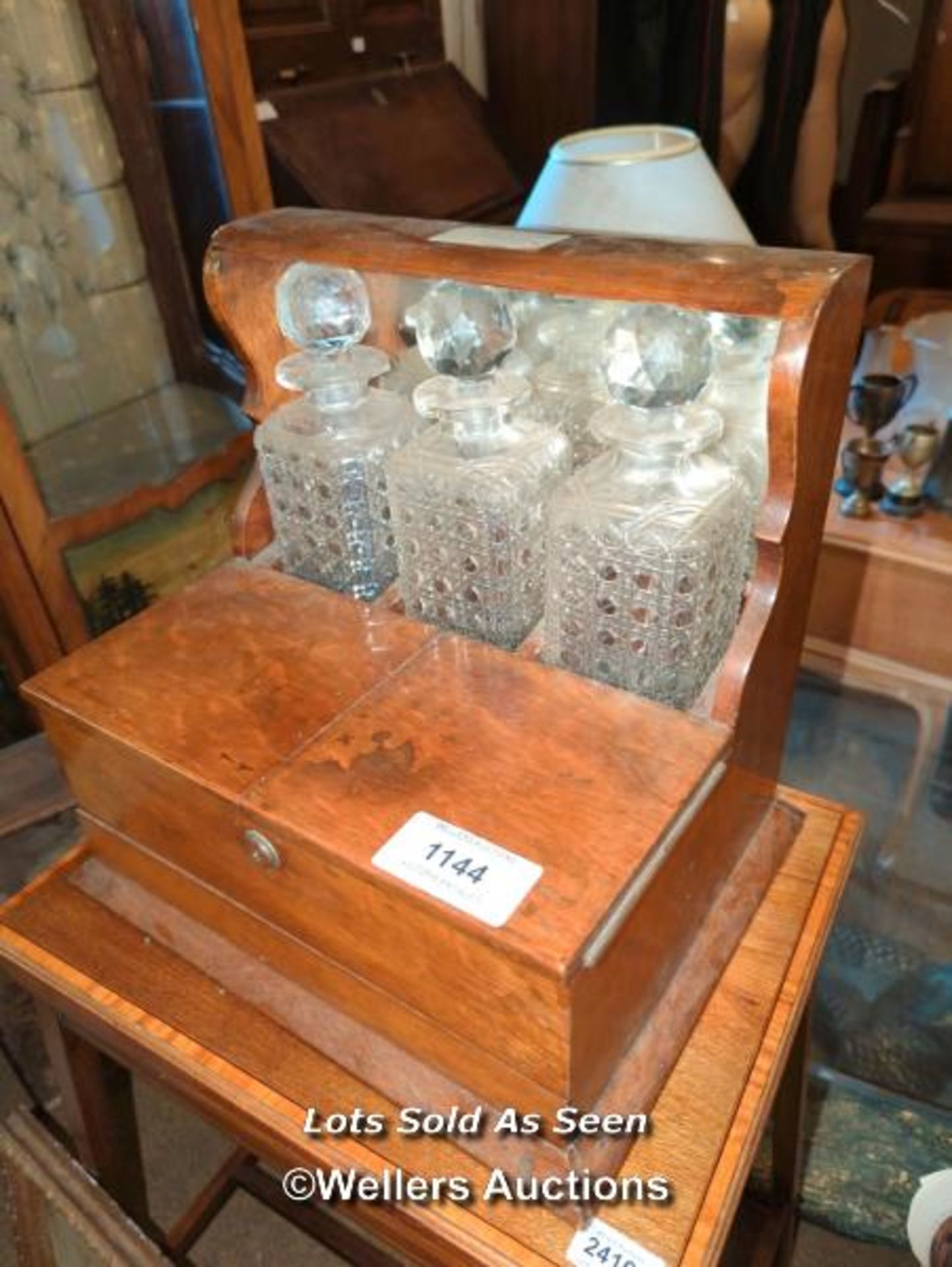 *OAK THREE BOTTLE TANTELUS / LOCATED AT VICTORIA ANTIQUES, WADEBRIDGE, PL27 7DD