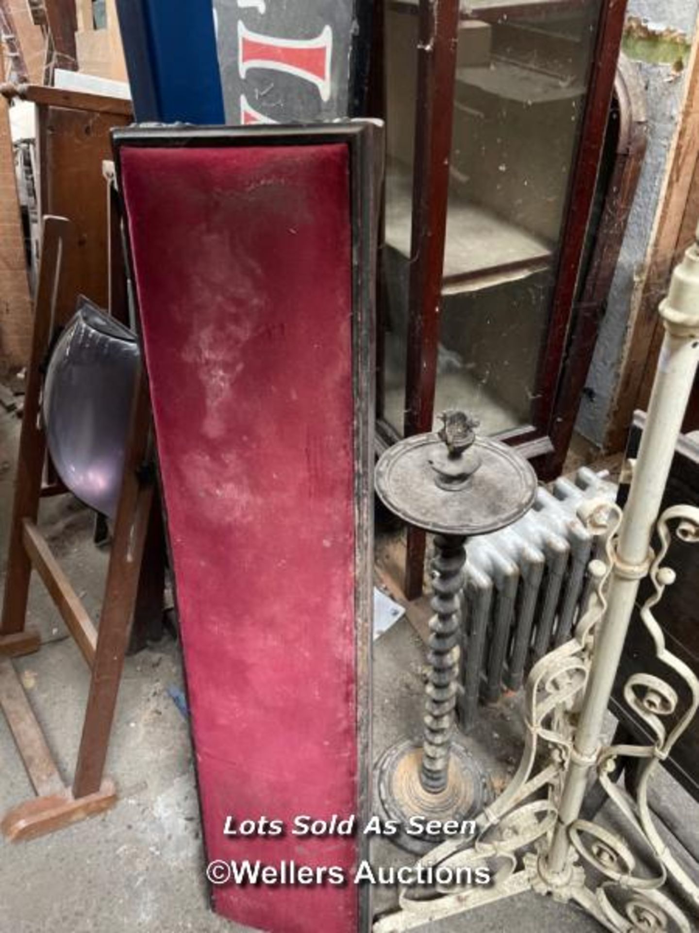 ANTIQUE ASSORTMENT INCLUDING CAST IRON RADIATOR, CAST IRON STANDARD LAMP BASE, FOLDING TABLE, ETC. / - Image 2 of 4