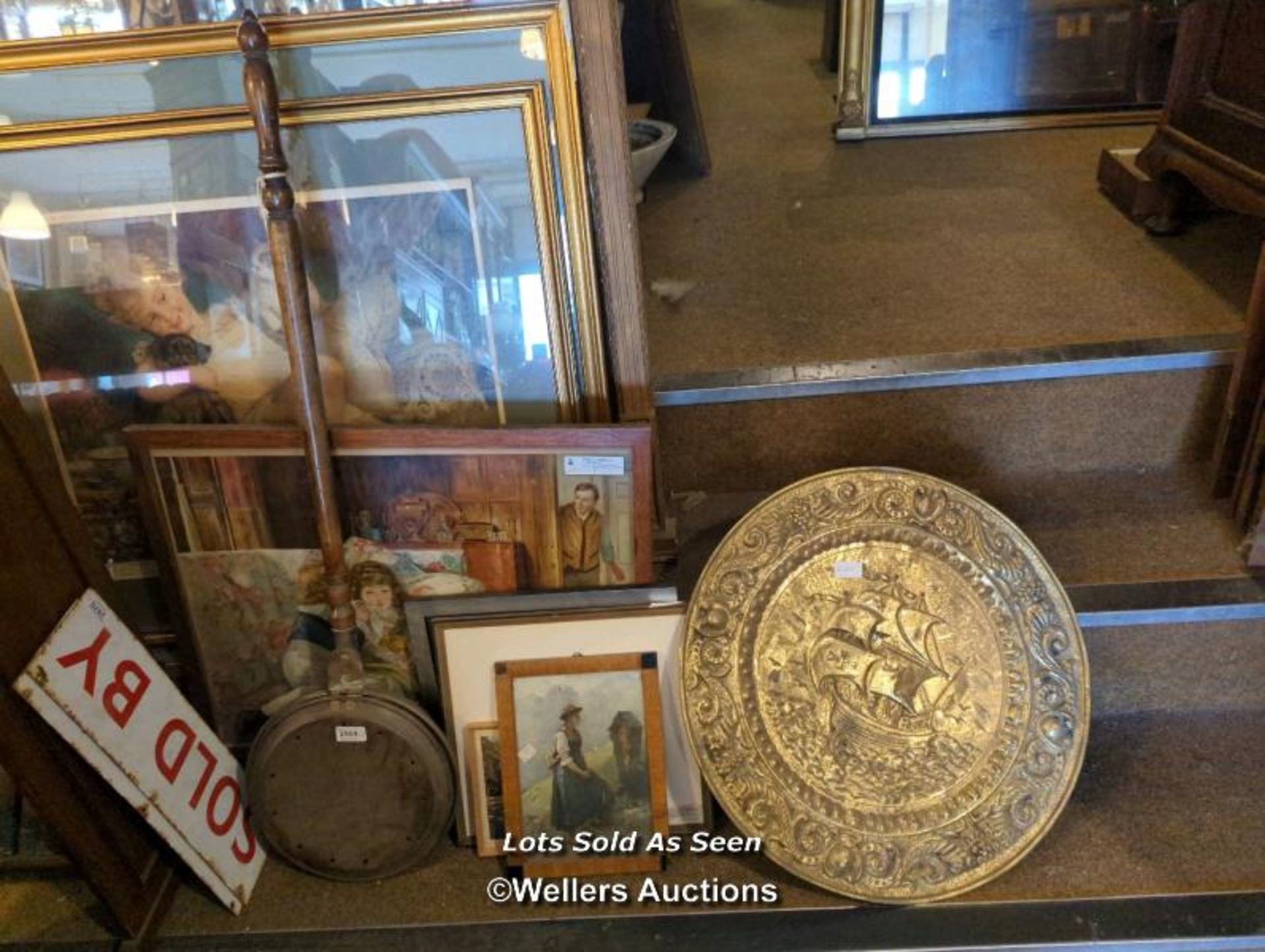 *COPPER WARMING PAN AND A BRASS CHARGER / LOCATED AT VICTORIA ANTIQUES, WADEBRIDGE, PL27 7DD