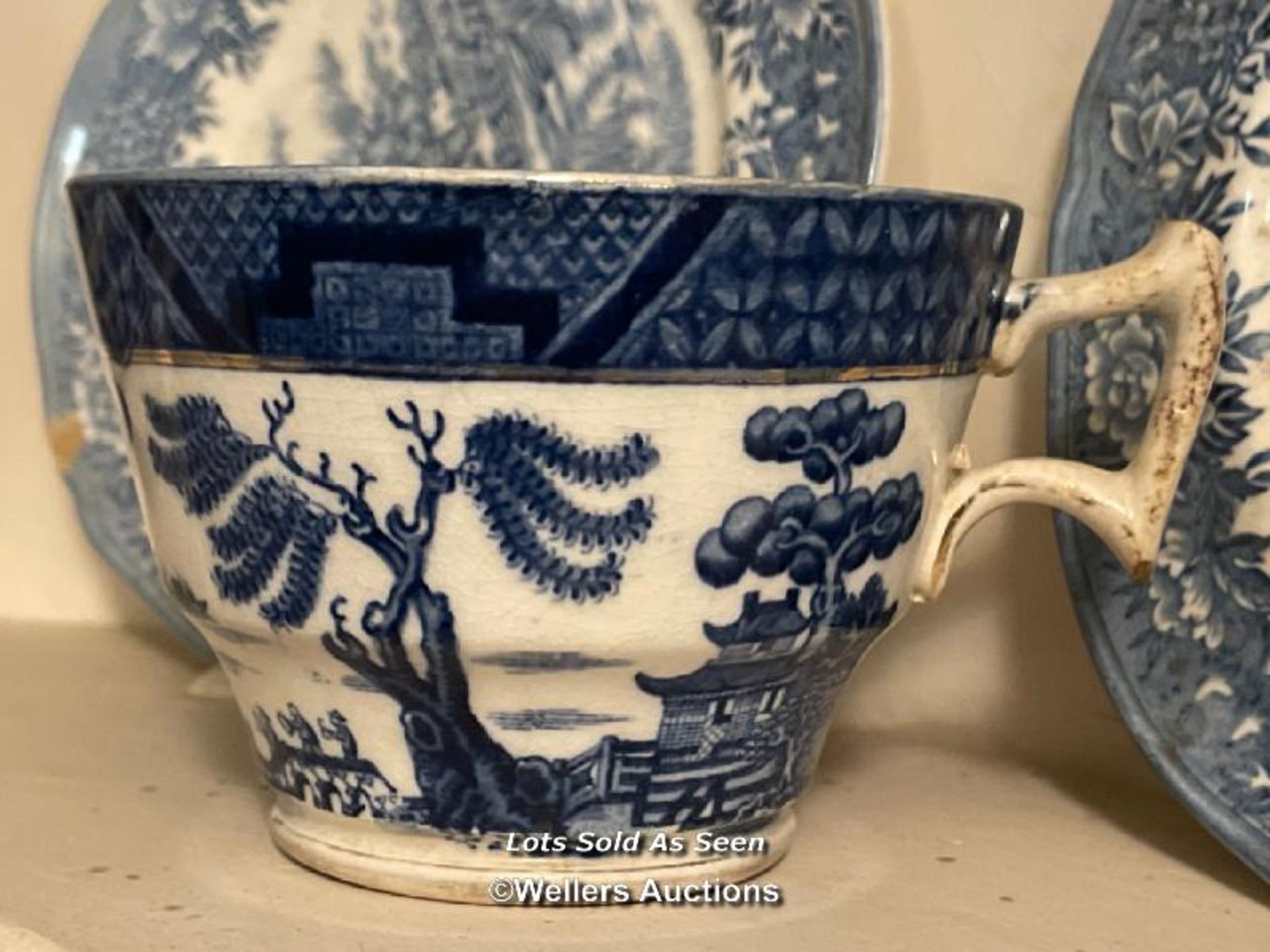 *LARGE QUANTITY OF BLUE AND WHITE CHINA INCLUDING BOOTHS REAL OLD WILLOW, COALPORT AND OTHERS / - Image 2 of 9