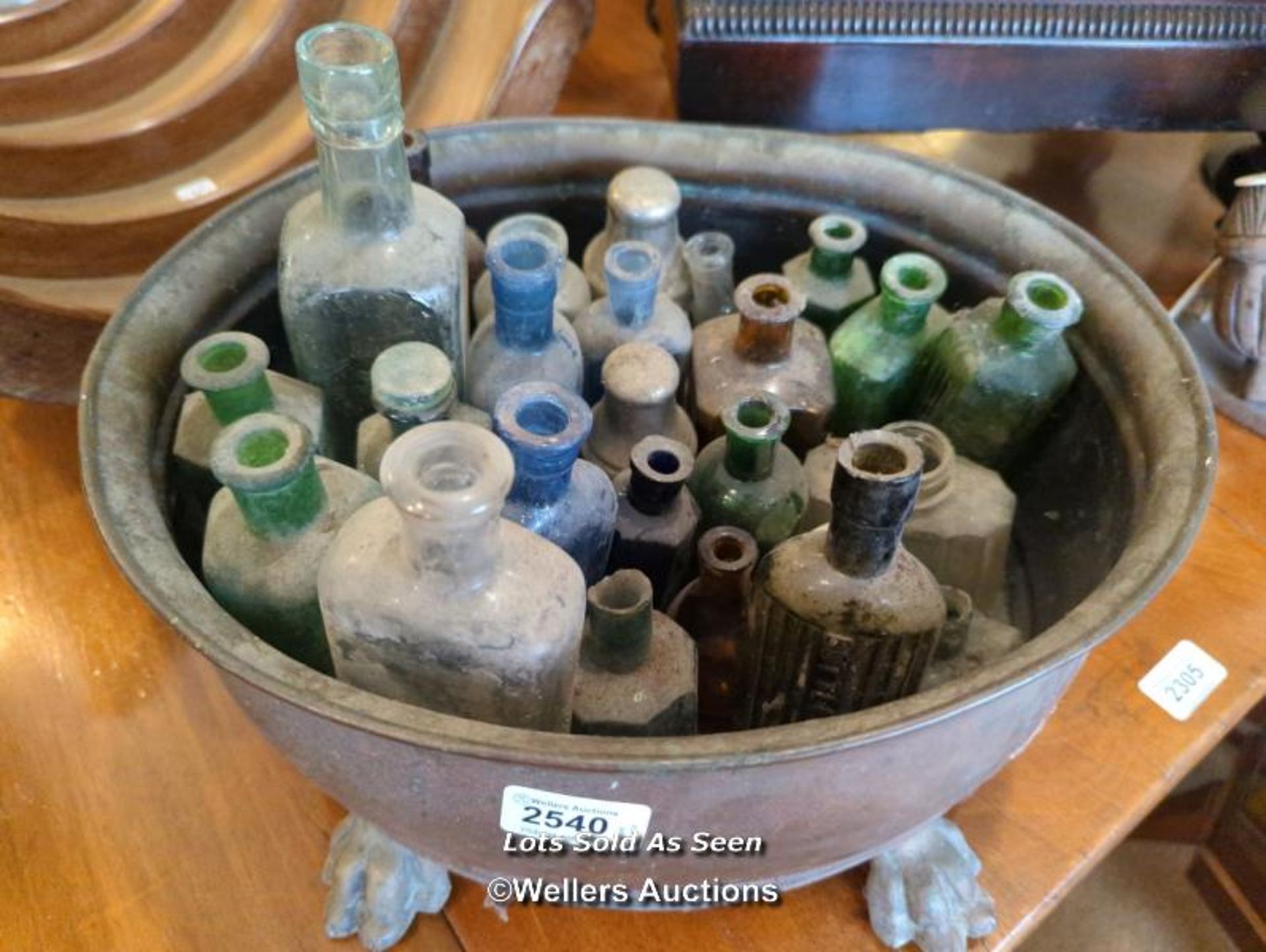 *APPROX 25 OLD GLASS BOTTLES IN A COPPER JARDINIERE / LOCATED AT VICTORIA ANTIQUES, WADEBRIDGE, PL27 - Image 2 of 3