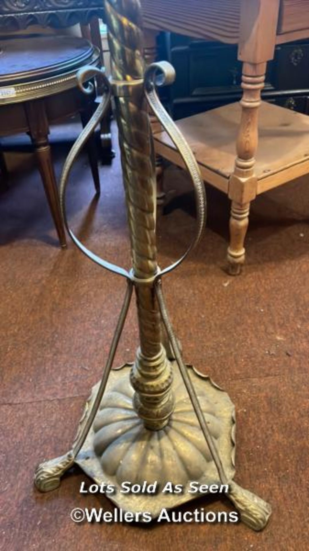 *VICTORIAN BRASS OIL LAMP STAND / LOCATED AT VICTORIA ANTIQUES, WADEBRIDGE, PL27 7DD - Image 2 of 3