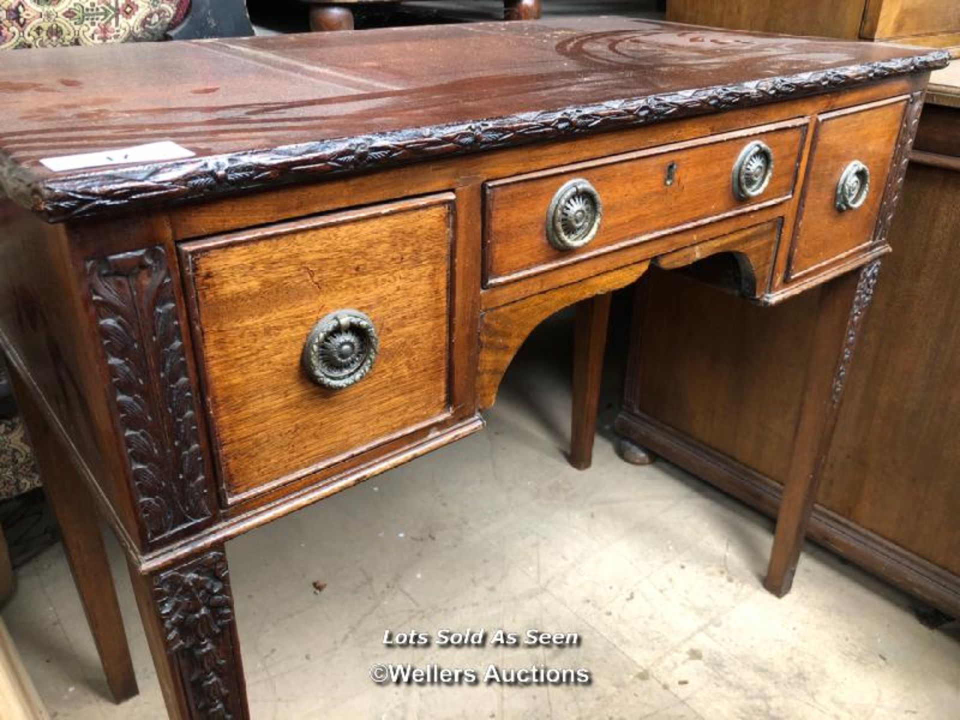 DECORATIVELY CARVED SMALL DESK WITH THREE DRAWERS, 36 X 20 X 31.5 INCHES / LOCATED AT VICTORIA - Image 3 of 4