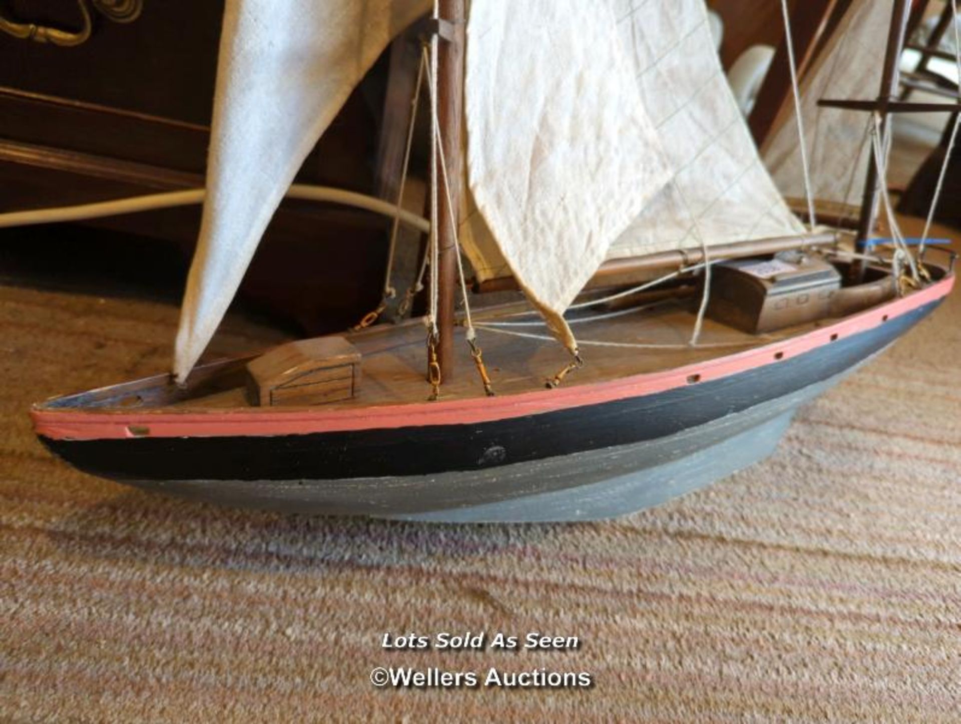 *MODEL POND YACHT, 60CM / LOCATED AT VICTORIA ANTIQUES, WADEBRIDGE, PL27 7DD - Image 3 of 4